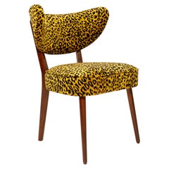 Chaise de salle à manger, jacquard léopard par Edmond Petit, bois de noyer, Vintola Studio