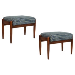 Ein Paar GFM-Hocker aus der Mitte des Jahrhunderts mit blauem Jacquardbezug, E. Homa, Europa, 1960er Jahre