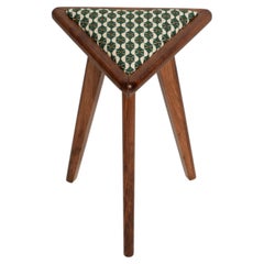 Dreieckiger Hocker aus der Mitte des Jahrhunderts, grün-weißer Art-Déco-Jacquard, Europa, 1960er Jahre