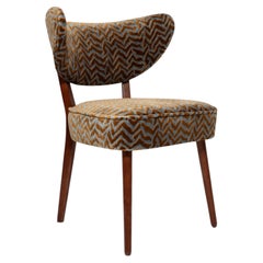 Chaise de salle à manger Vintola Studio, velours jacquard bleu de Casamance, Europe.