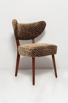 Chaise de salle à manger Vintola Studio, velours jacquard bleu de Casamance, Europe.