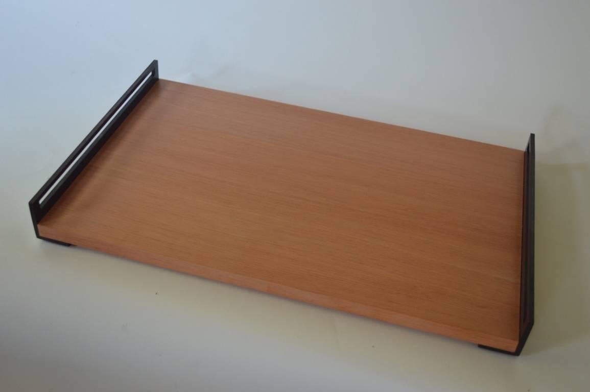 Contemporary Minimalist Service-Tablett aus geschwärztem Stahl und Holz-IN STOCK (Minimalistisch) im Angebot