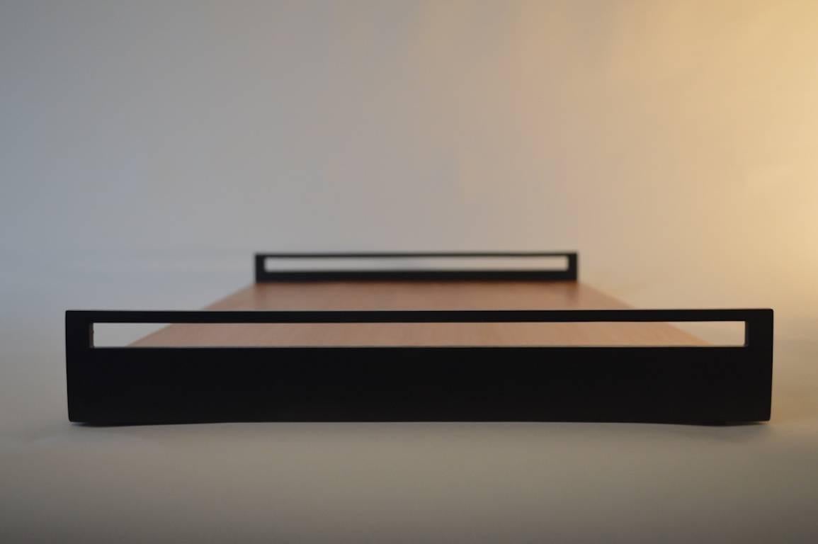 Contemporary Minimalist Service-Tablett aus geschwärztem Stahl und Holz-IN STOCK (amerikanisch) im Angebot
