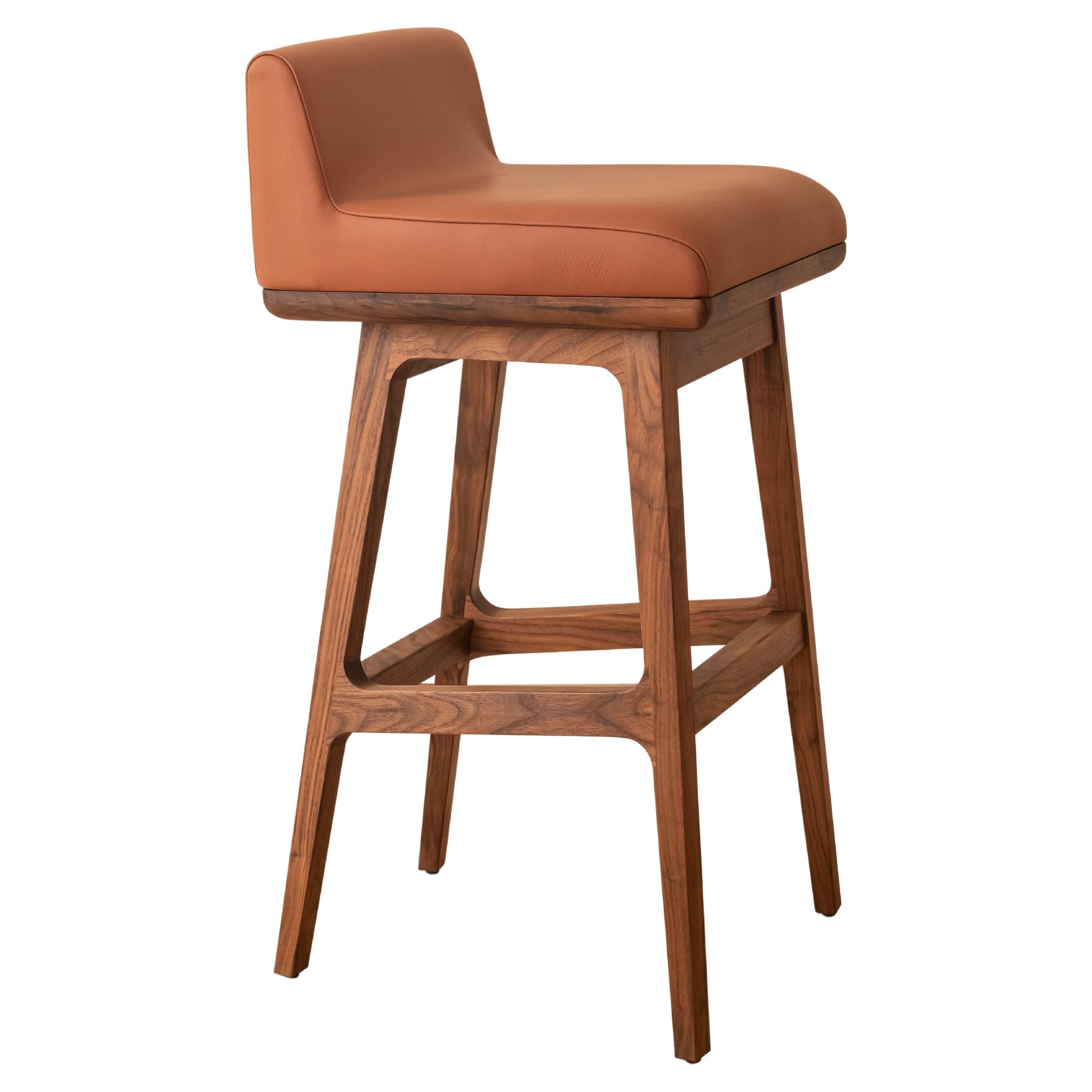 Tabouret de bar ou de comptoir contemporain Limantour en bois massif et cuir de Luteca en vente