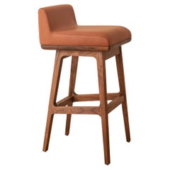 Tabouret de bar ou de comptoir contemporain Limantour en bois massif et cuir de Luteca