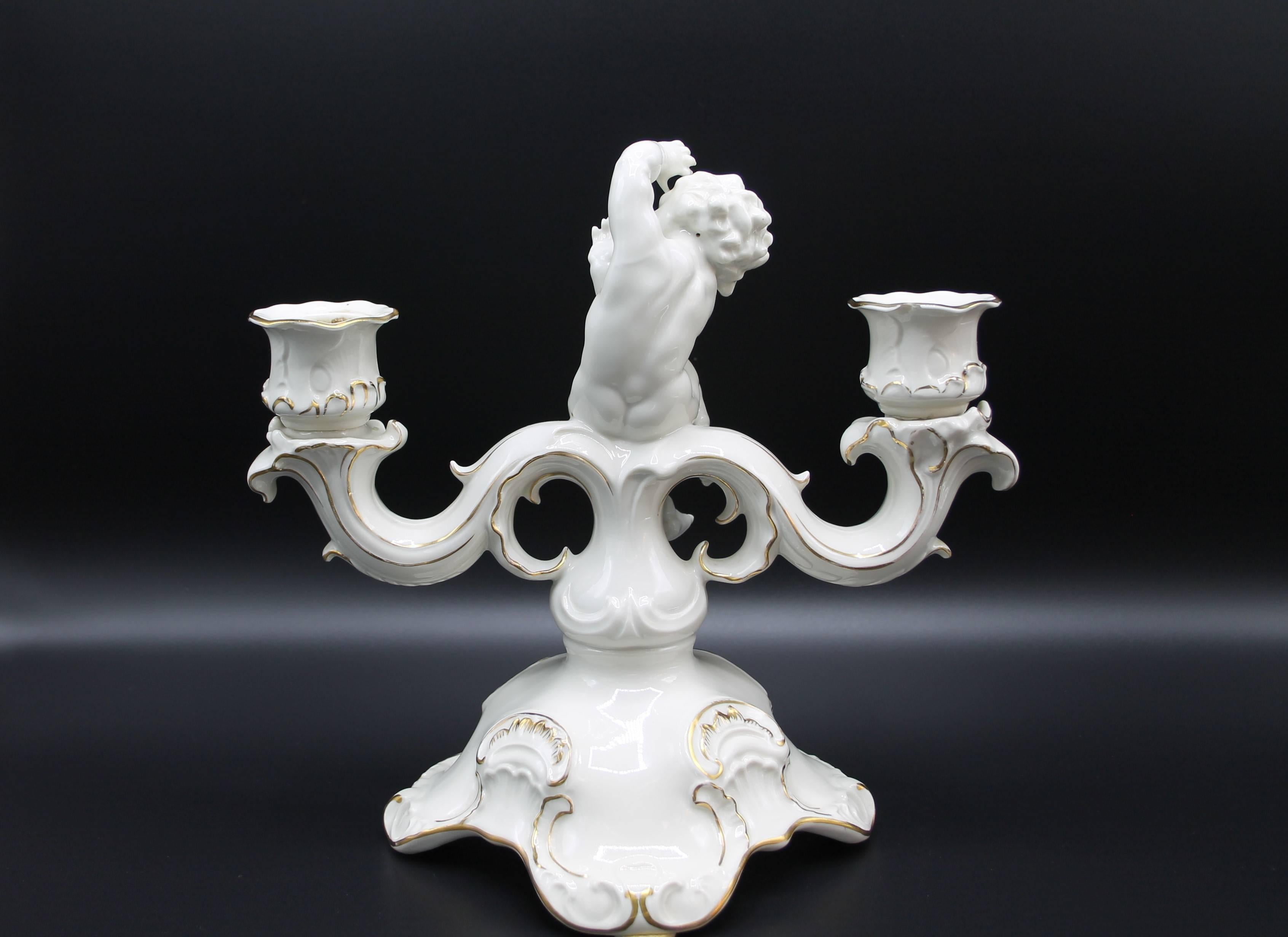 Hutschenreuther candlestick of porcelain, two-armed with a seated angel in the middle.
Manufacturer Hutschenreuther art department.
Design K. Tutter.
 
At the bottom with original marks.
 
Year circa 1960.
 
In excellent condition.