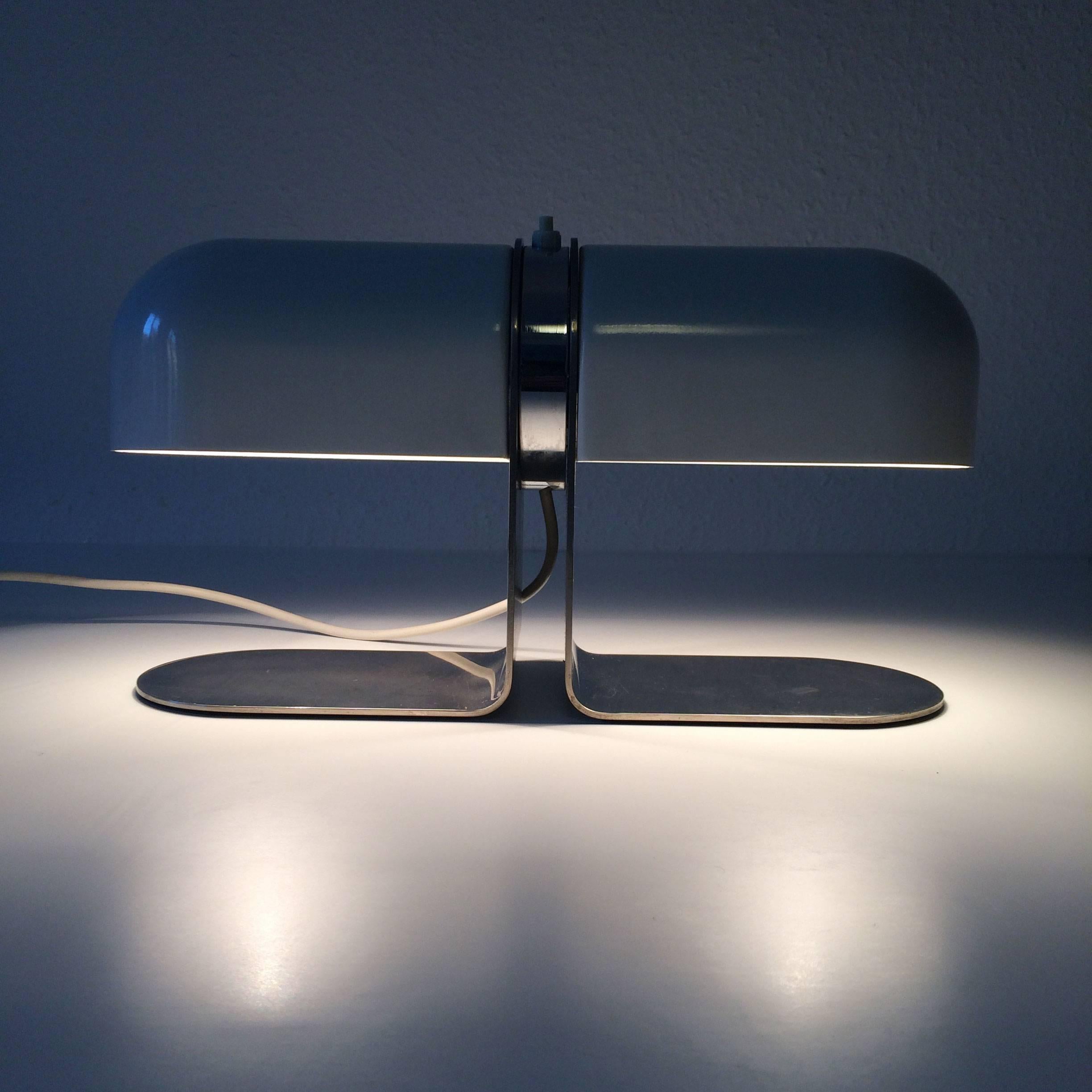 Lampe de table ou de bureau extrêmement rare et élégante. Conçu par André Ricard en 1973. Fabriqué par Metalarte, Espagne. Avec la marque gravée du fabricant. 

Réalisée en métal, la lampe de table nécessite 2 ampoules à vis E27 / E26 Edison. Il est