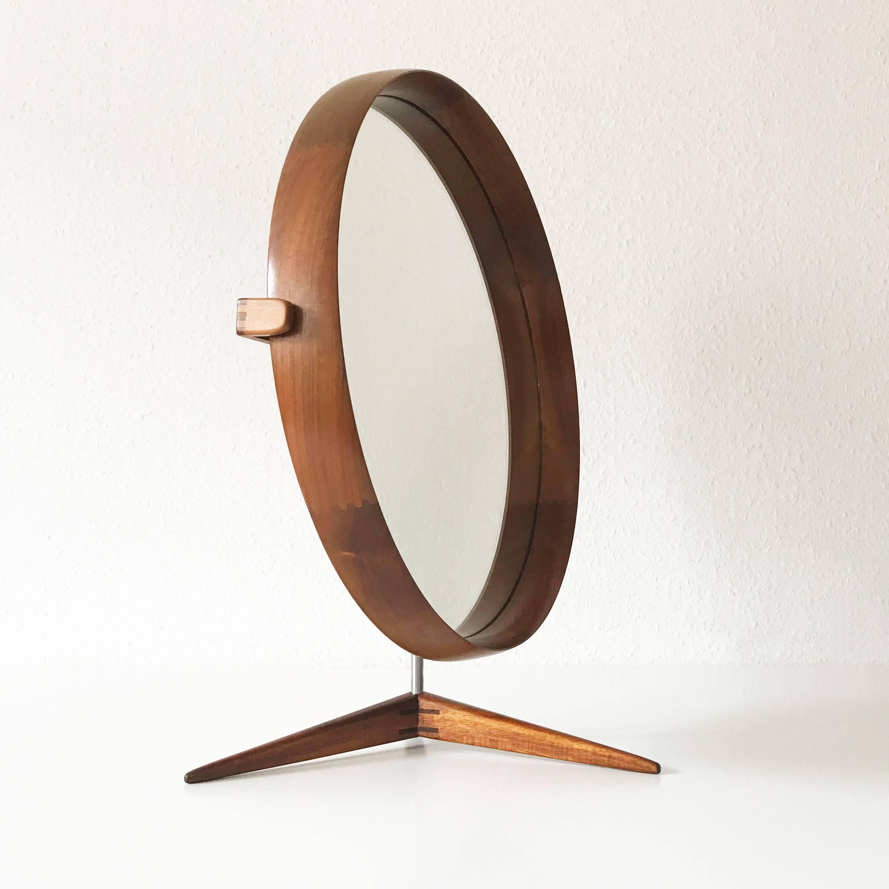 Milieu du XXe siècle Grand miroir de table en teck par Uno & sten Kristiansson pour Luxus Suède, années 1960 en vente