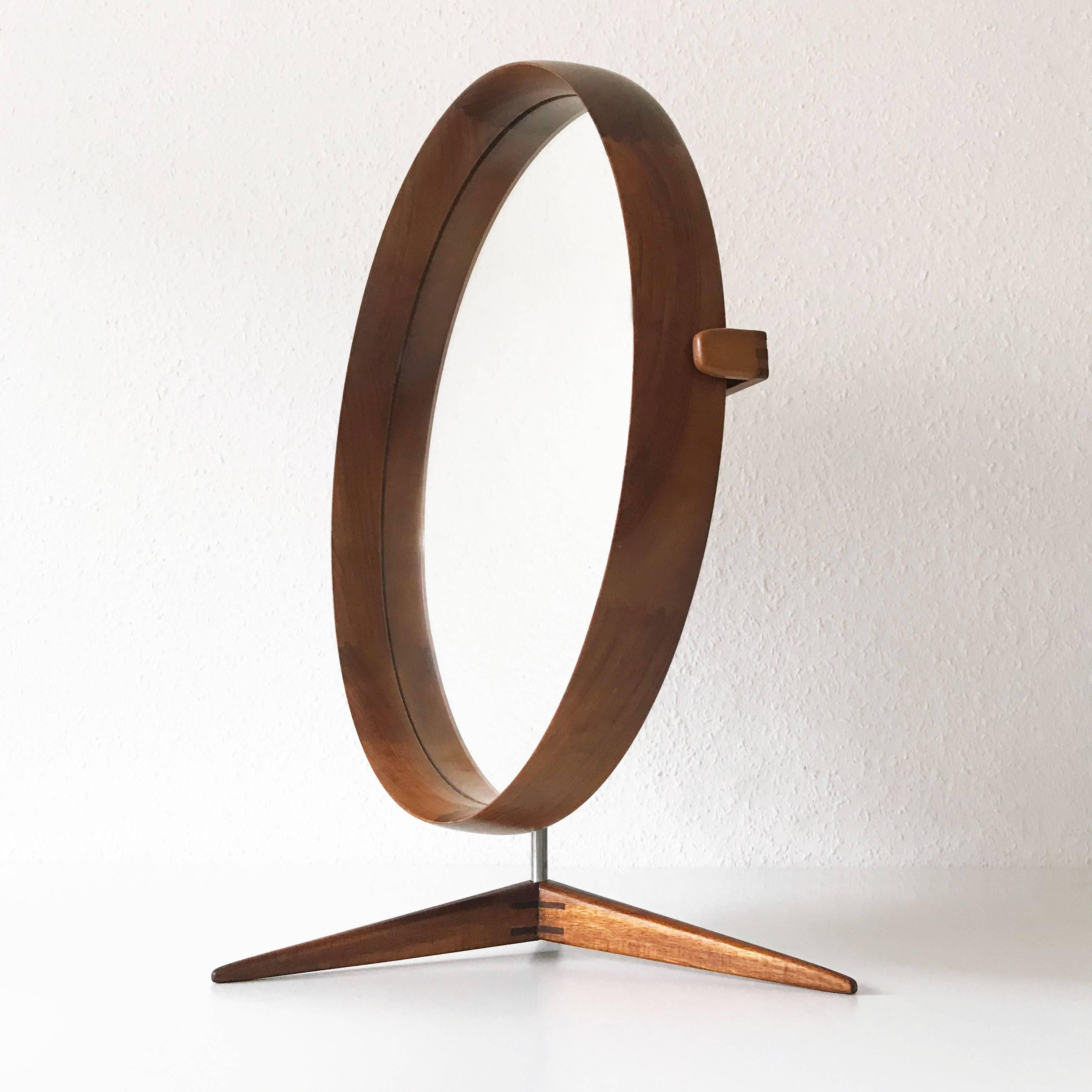 Grand miroir de table en teck par Uno & sten Kristiansson pour Luxus Suède, années 1960 Bon état - En vente à Munich, DE