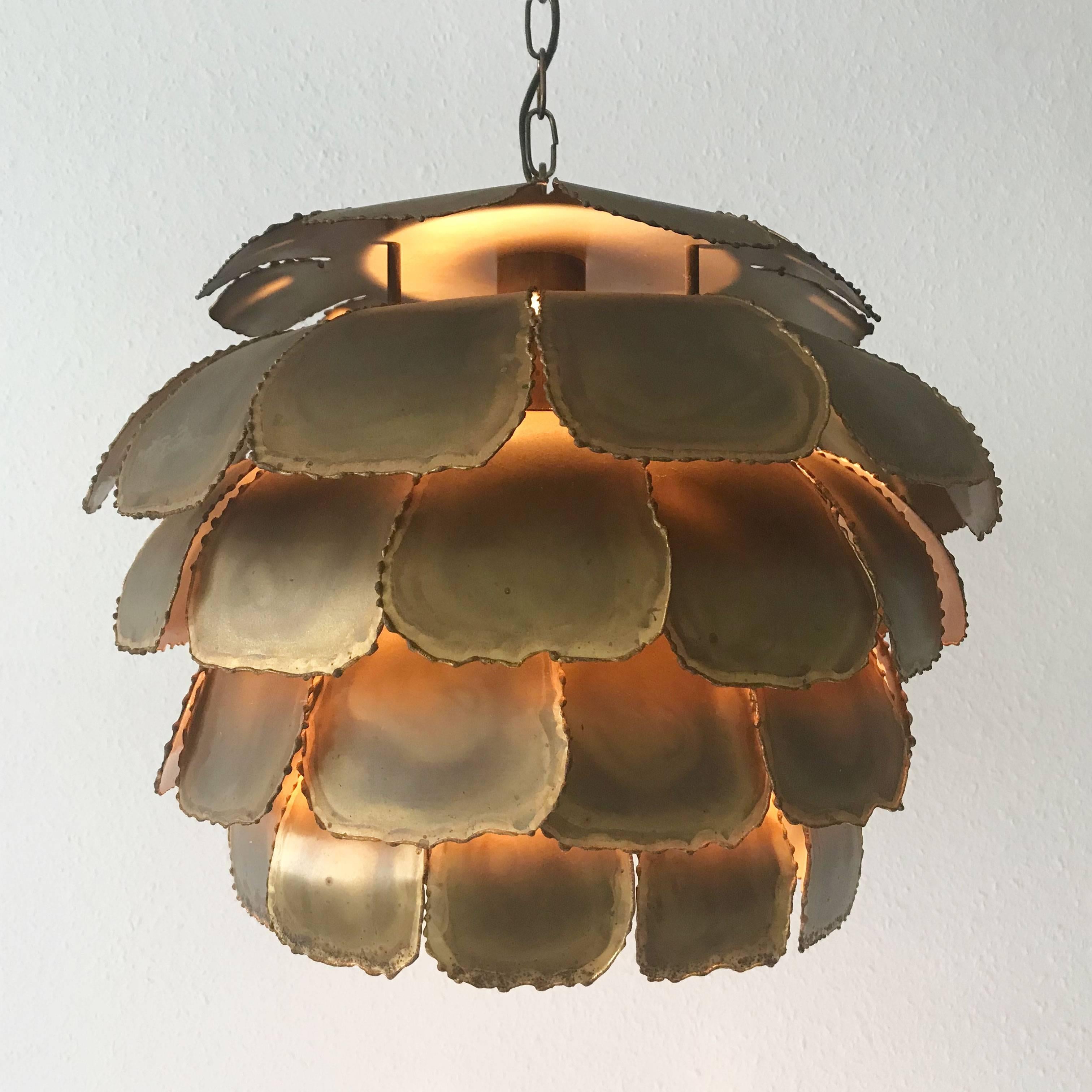 Stunning and rare mid-century modern brutalist pendant lamp Artichoke by Svend Aage. Manufactured by Holm Sørensen Co. AS, Denmark, 1960s. The lamp needs one E27 Edison screw fit bulb. Max. 75 Watt.