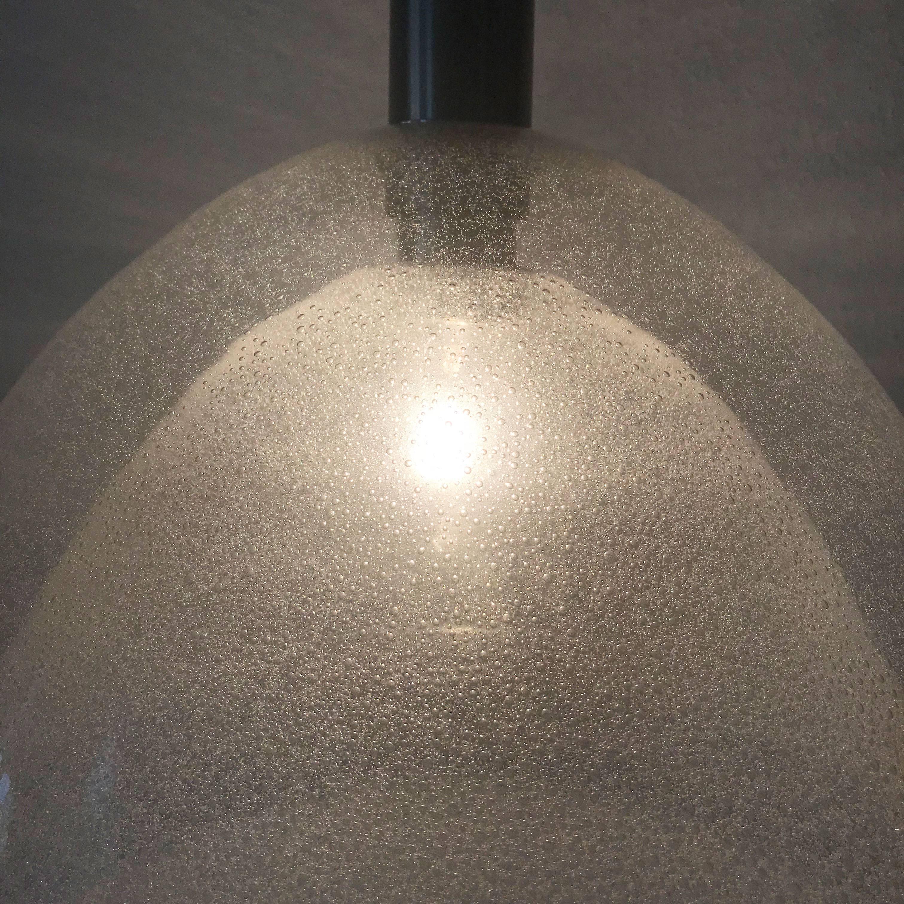 Grande lampada a sospensione in vetro di Murano a due strati di Carlo Nason per Mazzega, anni '60 in vendita 1