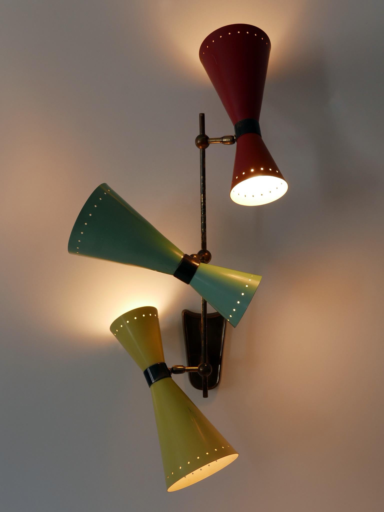 Rarísimo, elegante y muy decorativo candelabro / aplique de pared o plafón moderno de mediados de siglo de tres brazos y seis brazos con pantallas de diábolo ajustables. Se puede instalar como aplique de pared o de techo. Las pantallas pueden
