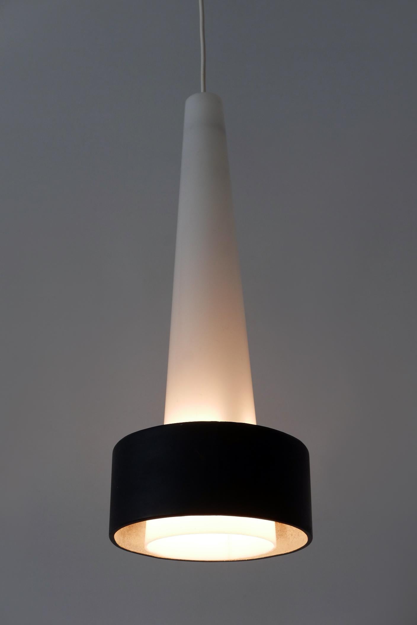 Lampada a sospensione o sospensione Mid-Century Modern unica, alta e altamente decorativa, proveniente da una chiesa tedesca. Realizzato su misura probabilmente negli anni '60, in Germania. 

Realizzata in metallo e lucite, la lampada a sospensione