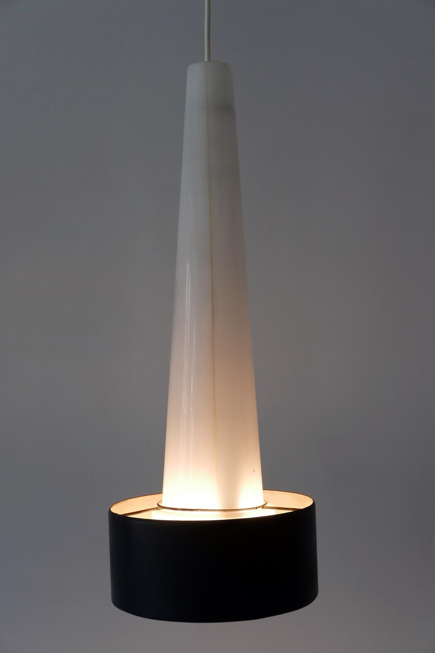 XL Lampada a sospensione in lucite e metallo della metà del secolo scorso o lampada a sospensione Germania 1960 in vendita 2