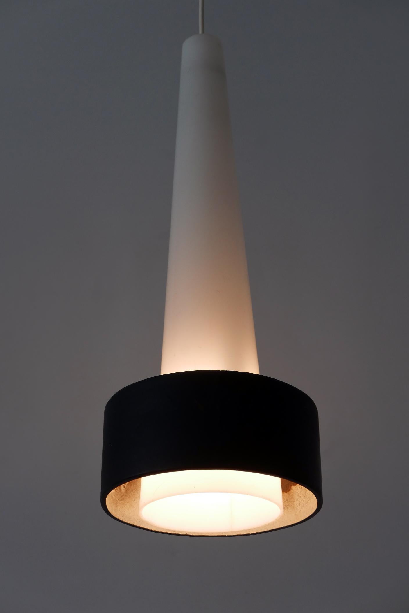 XL Lampada a sospensione in lucite e metallo della metà del secolo scorso o lampada a sospensione Germania 1960 in vendita 7