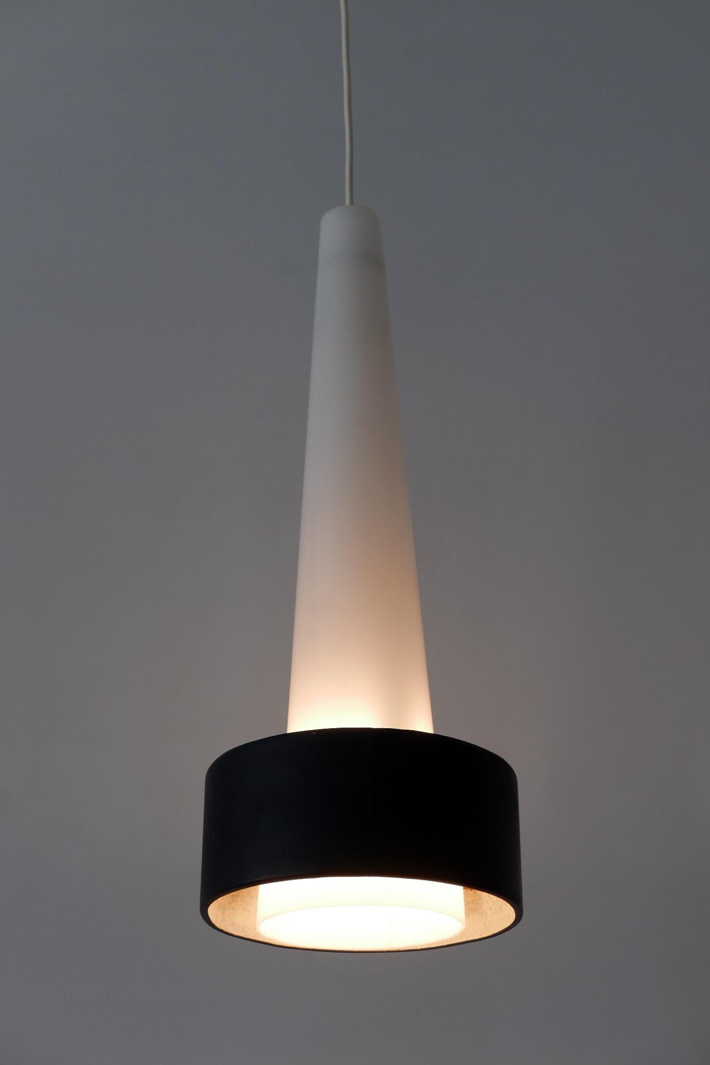 XL Lampada a sospensione in lucite e metallo della metà del secolo scorso o lampada a sospensione Germania 1960 in vendita 5