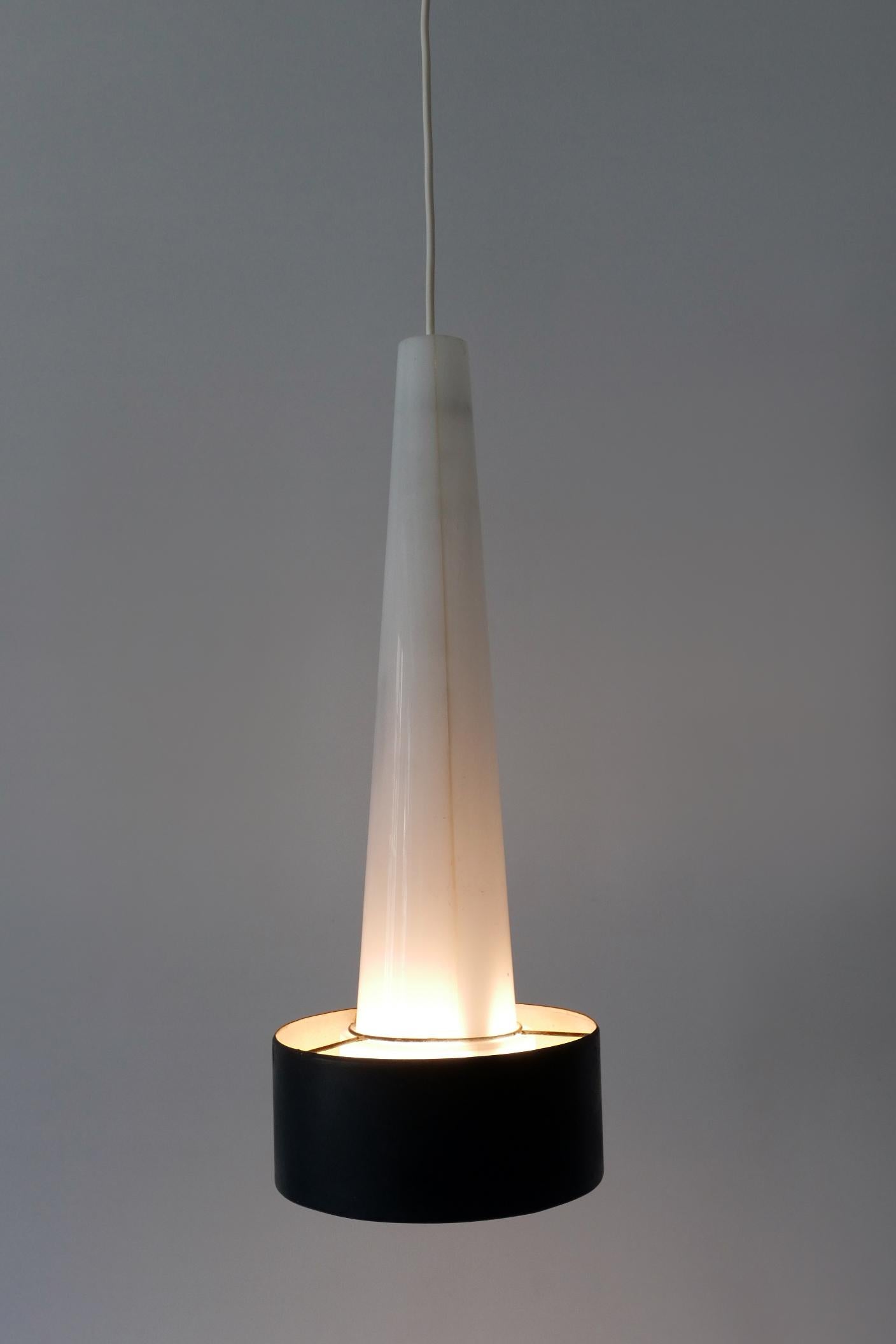 Tedesco XL Lampada a sospensione in lucite e metallo della metà del secolo scorso o lampada a sospensione Germania 1960 in vendita