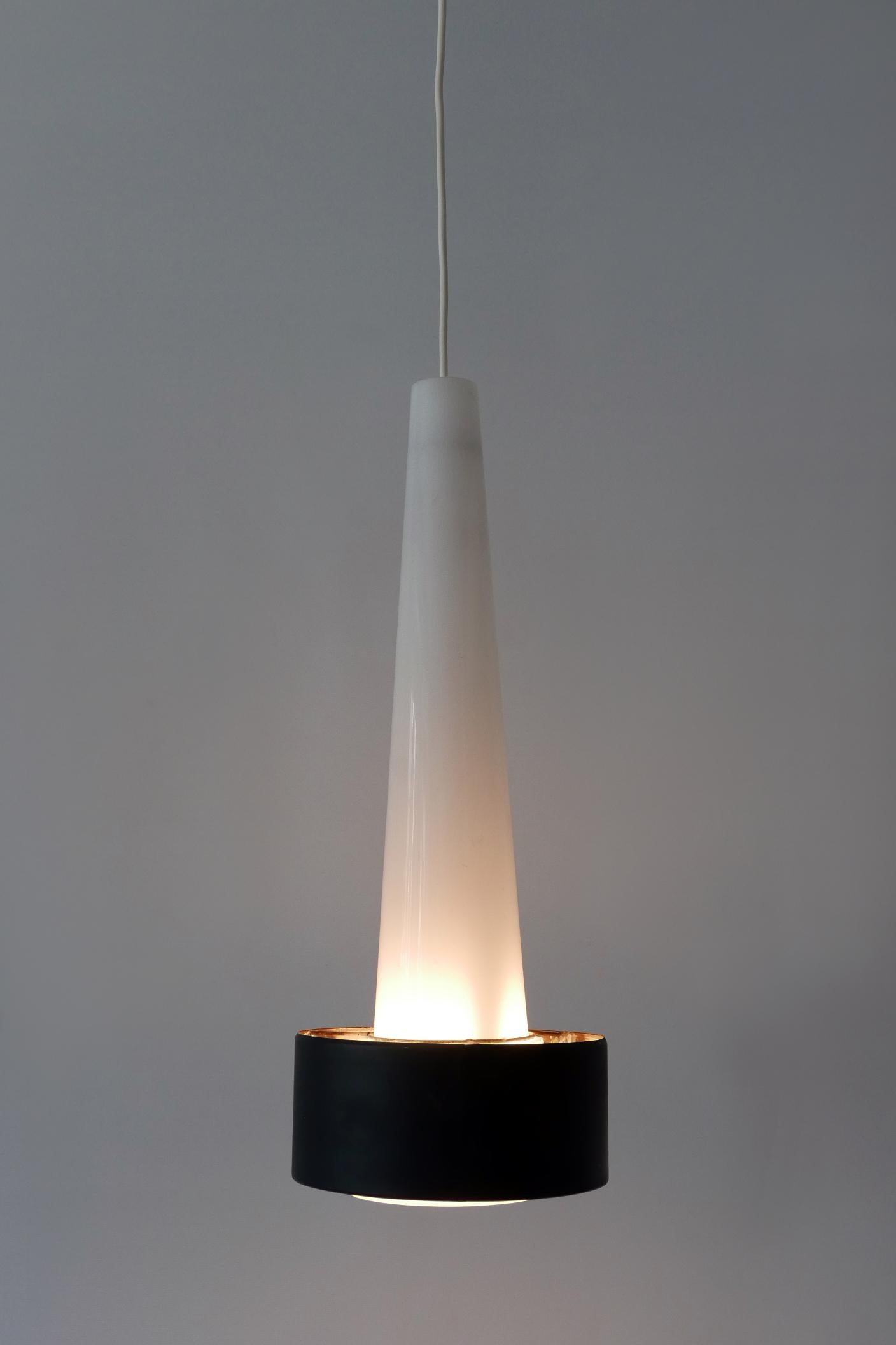 XL Lampada a sospensione in lucite e metallo della metà del secolo scorso o lampada a sospensione Germania 1960 In condizioni discrete in vendita a Munich, DE