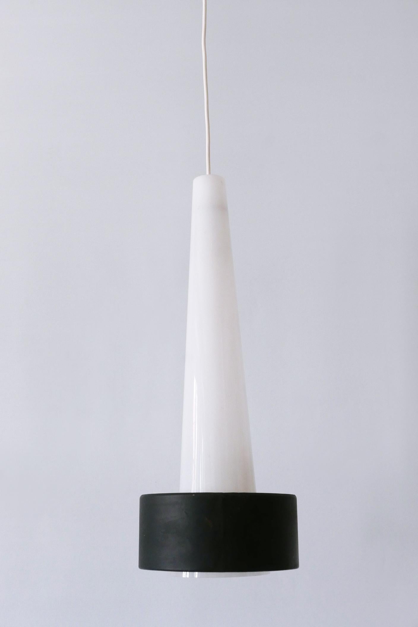 Metà XX secolo XL Lampada a sospensione in lucite e metallo della metà del secolo scorso o lampada a sospensione Germania 1960 in vendita