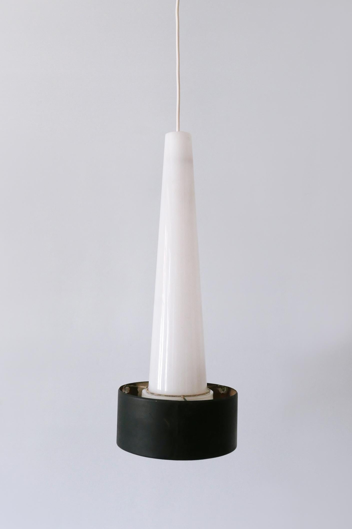 Mid-Century moderno XL Lampada a sospensione in lucite e metallo della metà del secolo scorso o lampada a sospensione Germania 1960 in vendita