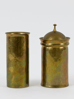 Lot de deux objets de style Bauhaus : une boîte à couvercle et un vase en laiton martelé à la main, signés Friedrich Marby, 1925
