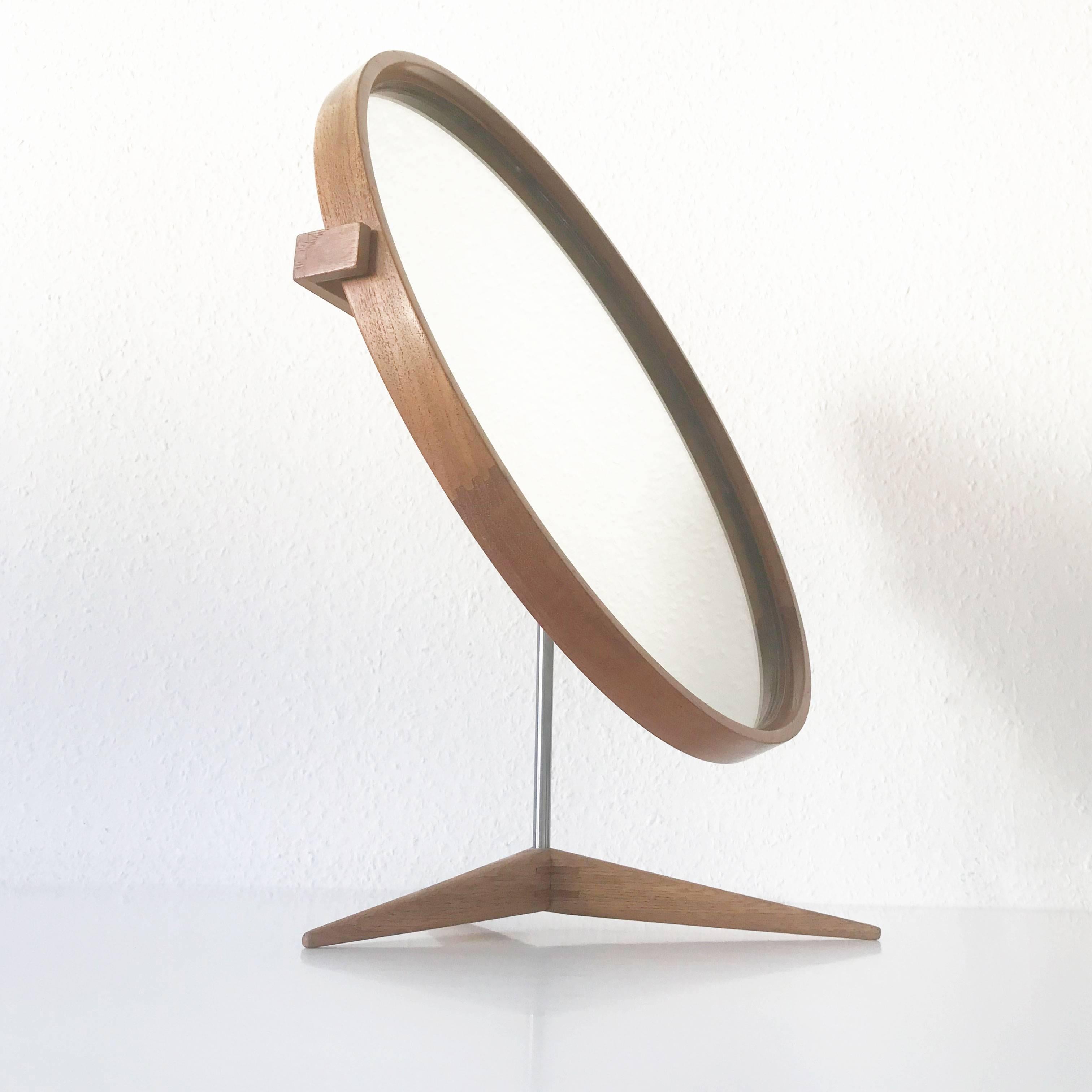 Milieu du XXe siècle Miroir de table élégant en chêne par Uno & sten Kristiansson pour Luxus Suède, années 1960 en vente