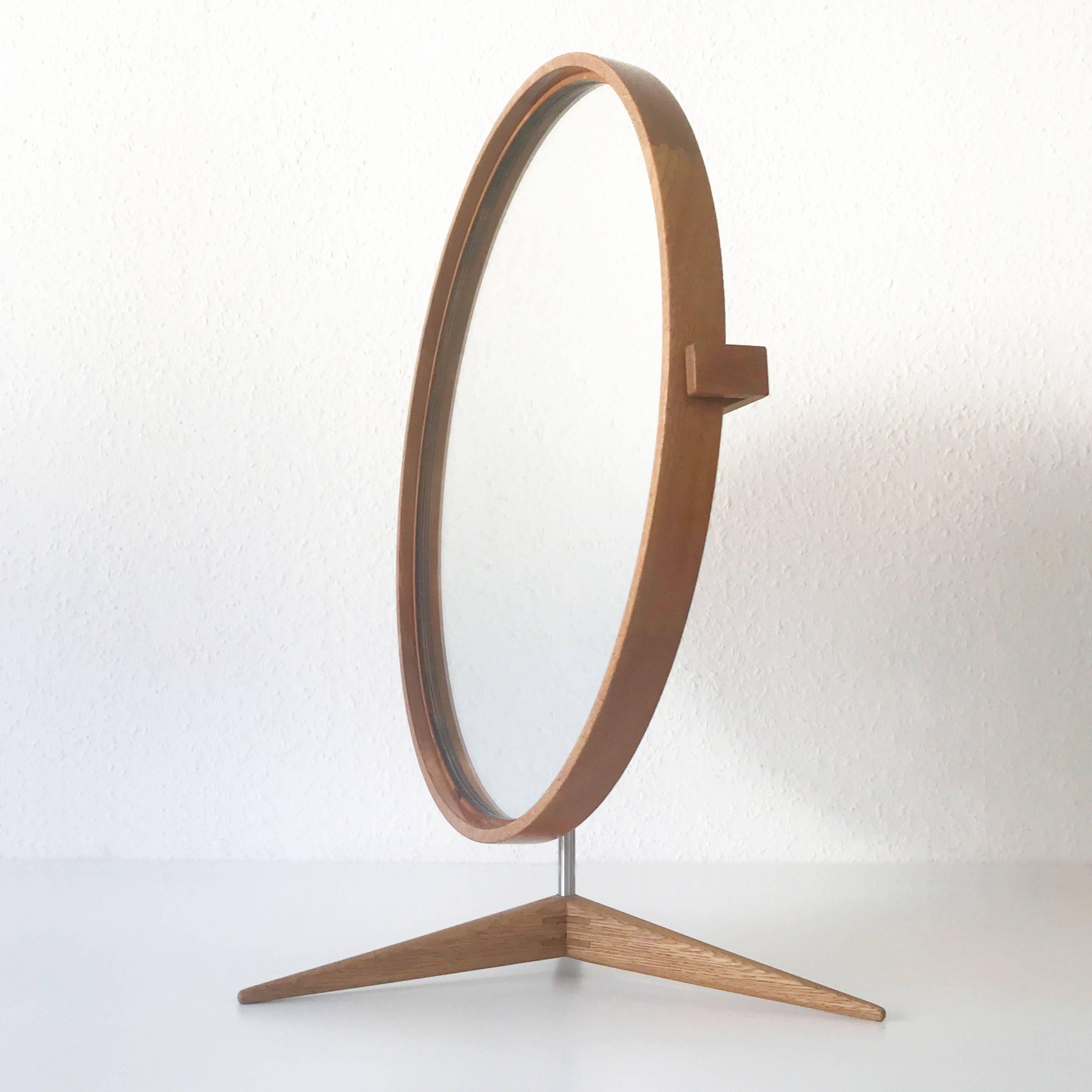 Eleganter eleganter Tischspiegel aus Eiche von Uno & sten Kristiansson für Luxus Schweden 1960er Jahre (Schwedisch) im Angebot