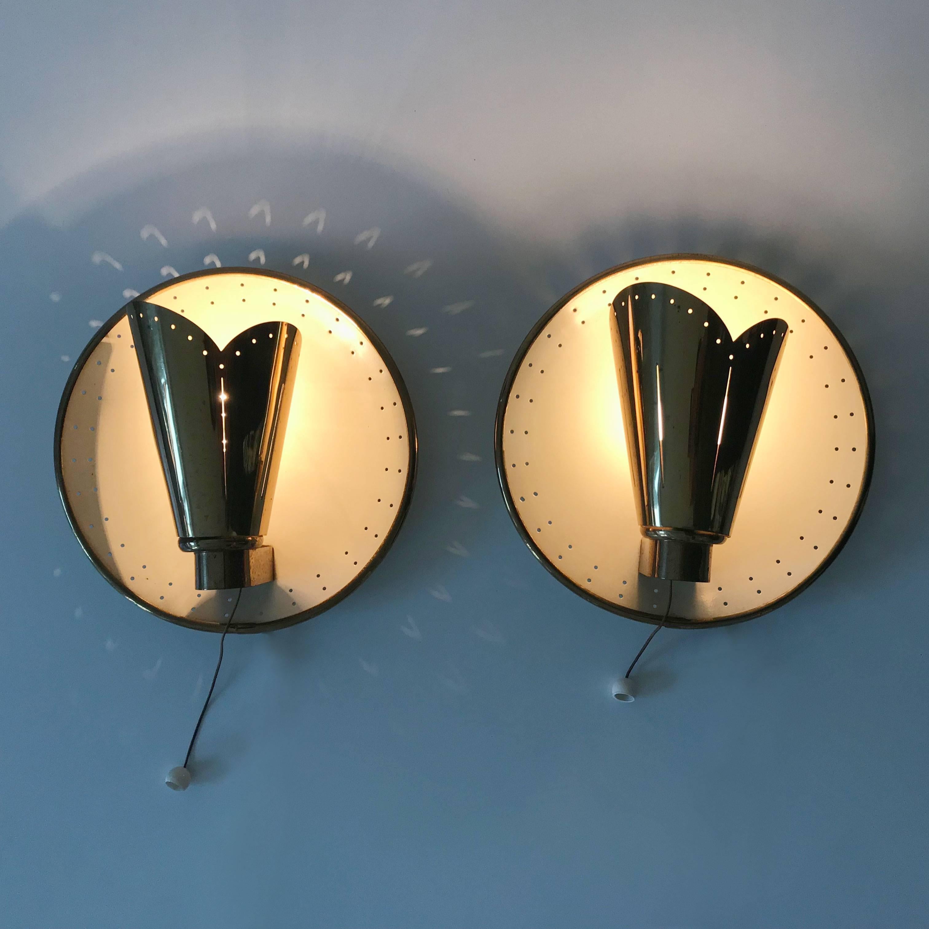 Exceptional set of two elegant Mid Century Modfern sconces or wall lamps. Designed probably by Jacques Biny, France, 1950s. 

Executed in metal and brass, each lamp needs 1 x E27 / E26 Edison screw fit bulb. They are wired, in working condition and