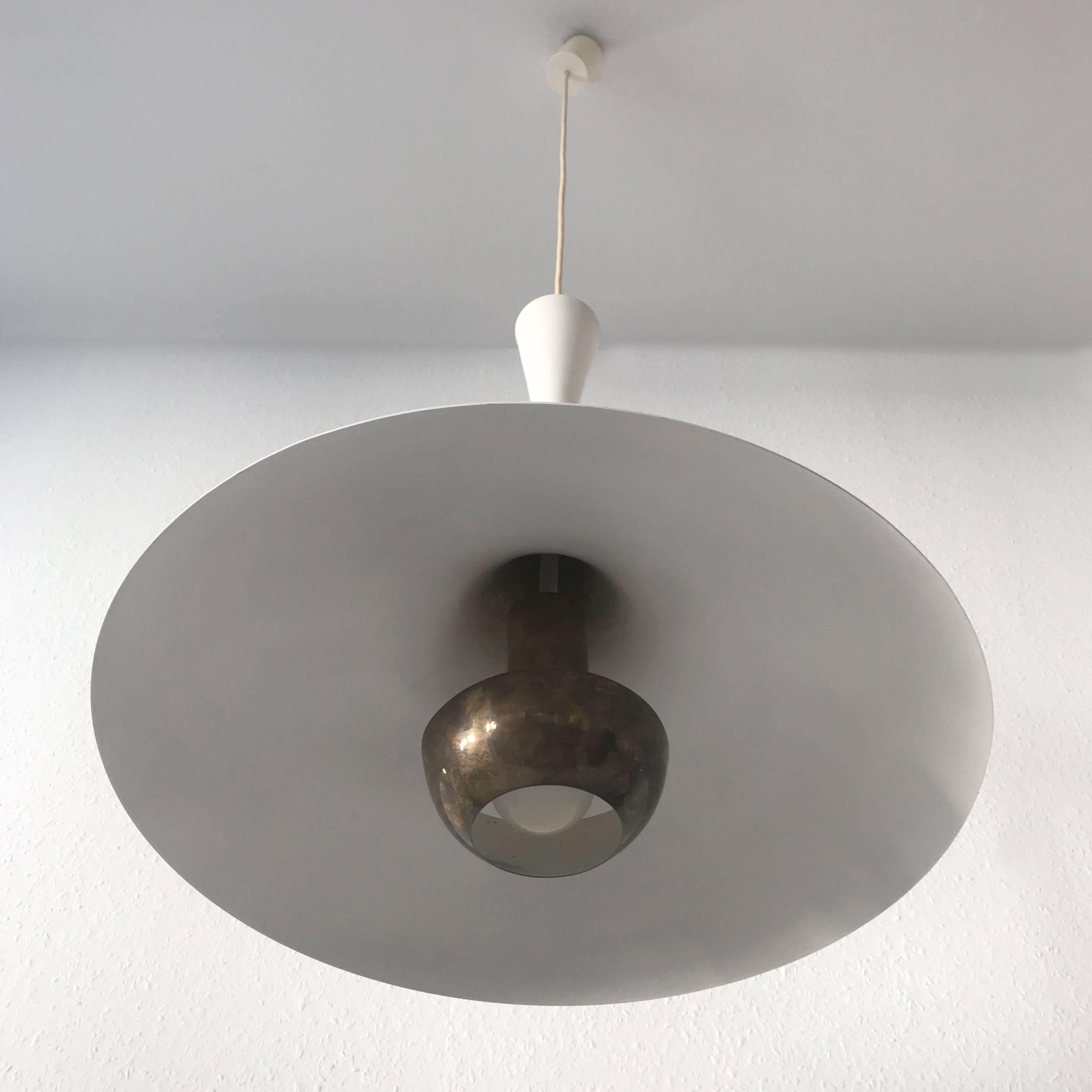 Alluminio Elegante lampada a sospensione di Florian Schulz degli anni '60, moderna e di metà secolo in vendita