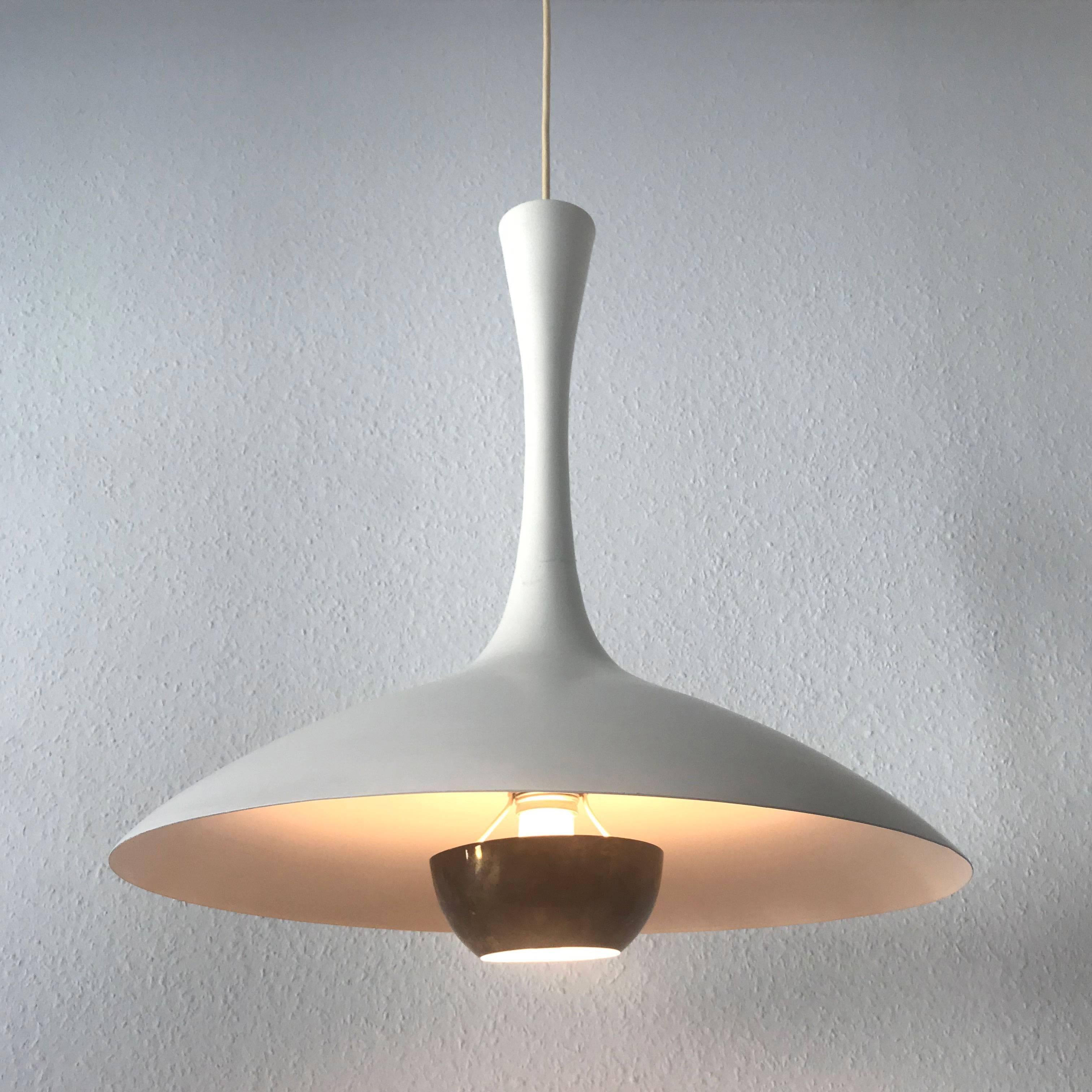 Laccato Elegante lampada a sospensione di Florian Schulz degli anni '60, moderna e di metà secolo in vendita