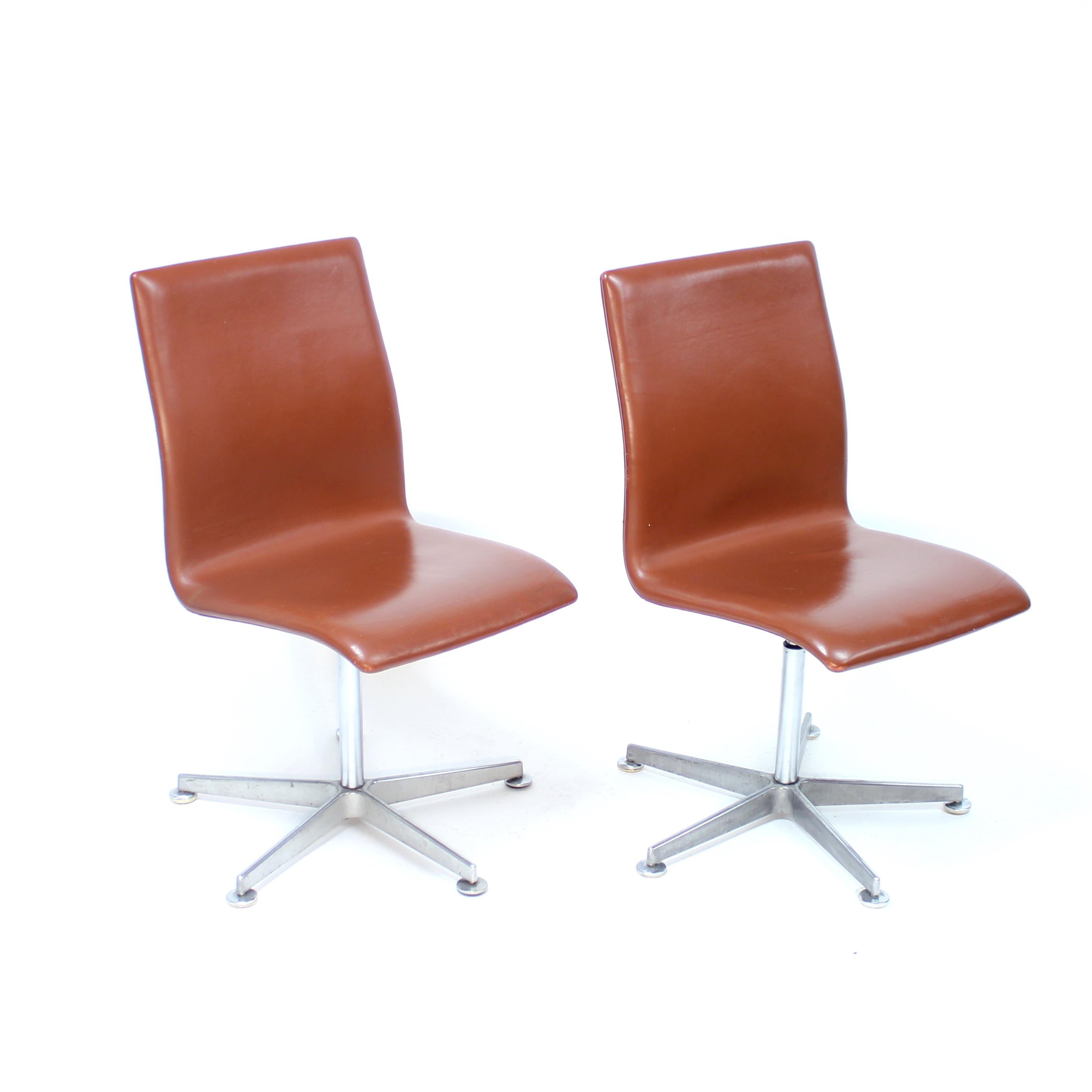 Danois Arne Jacobsen, paire de chaises Oxford, Frits Hansen, 2005 en vente
