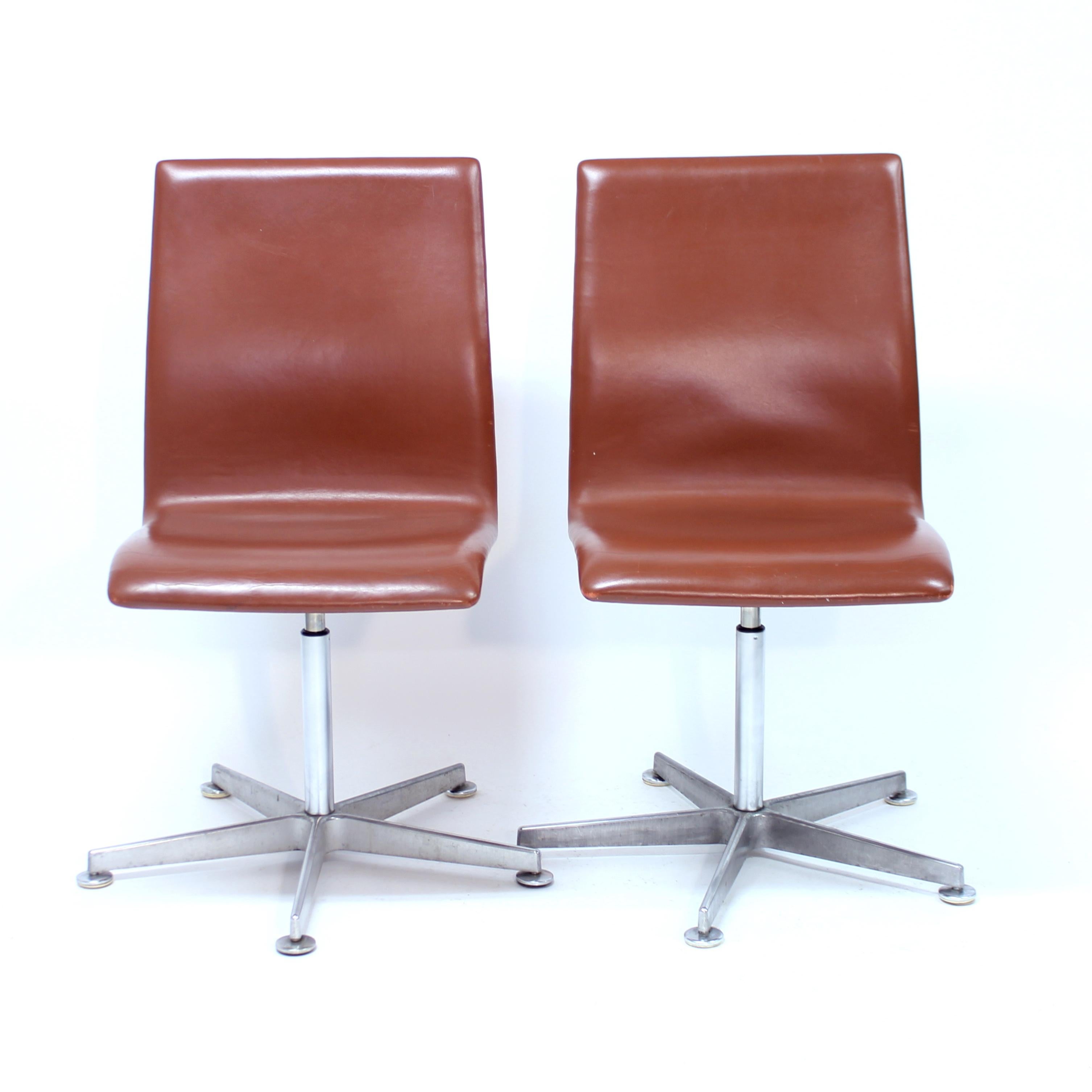 20ième siècle Arne Jacobsen, paire de chaises Oxford, Frits Hansen, 2005 en vente