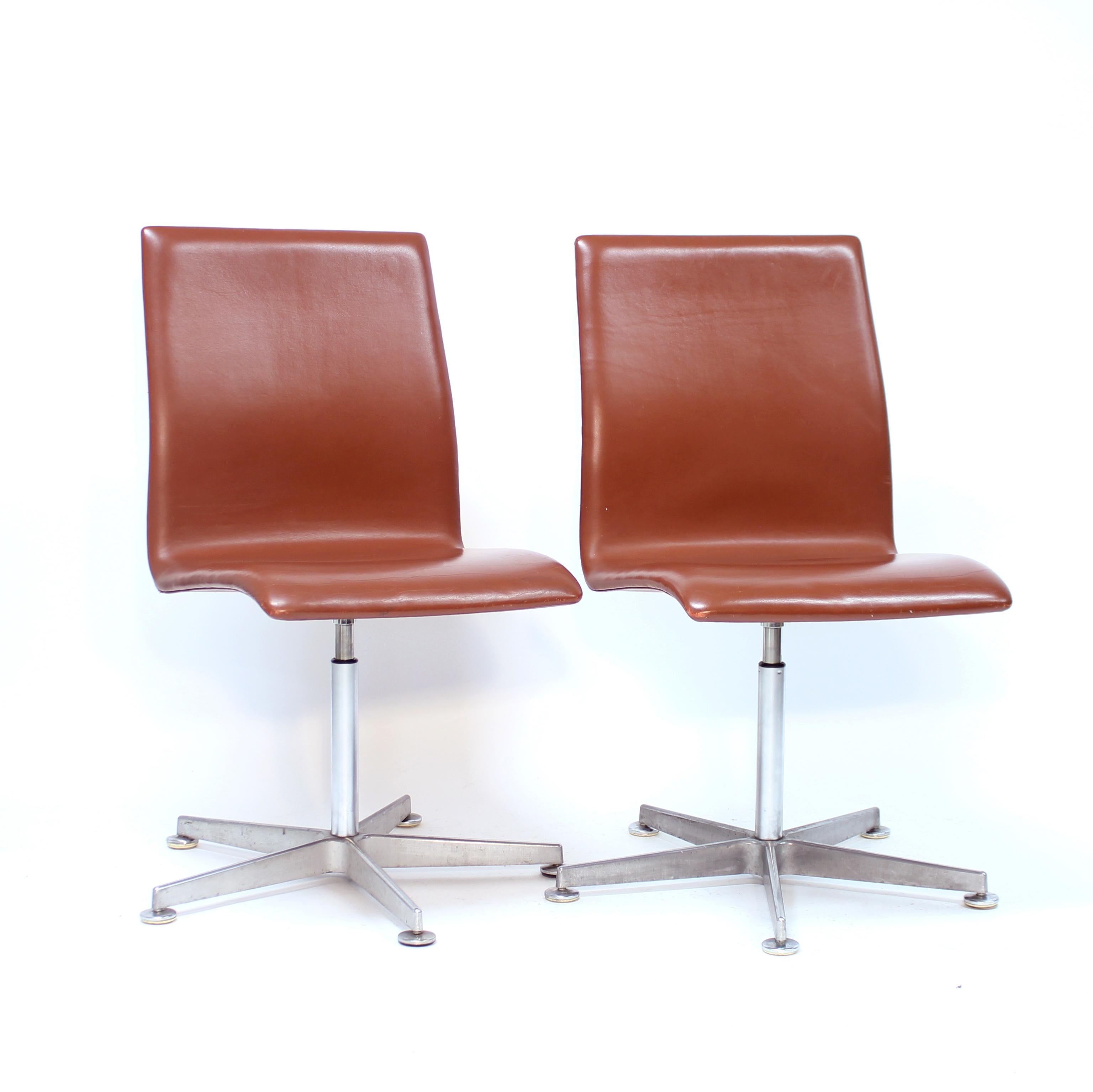 Arne Jacobsen, paire de chaises Oxford, Frits Hansen, 2005 Bon état - En vente à Uppsala, SE