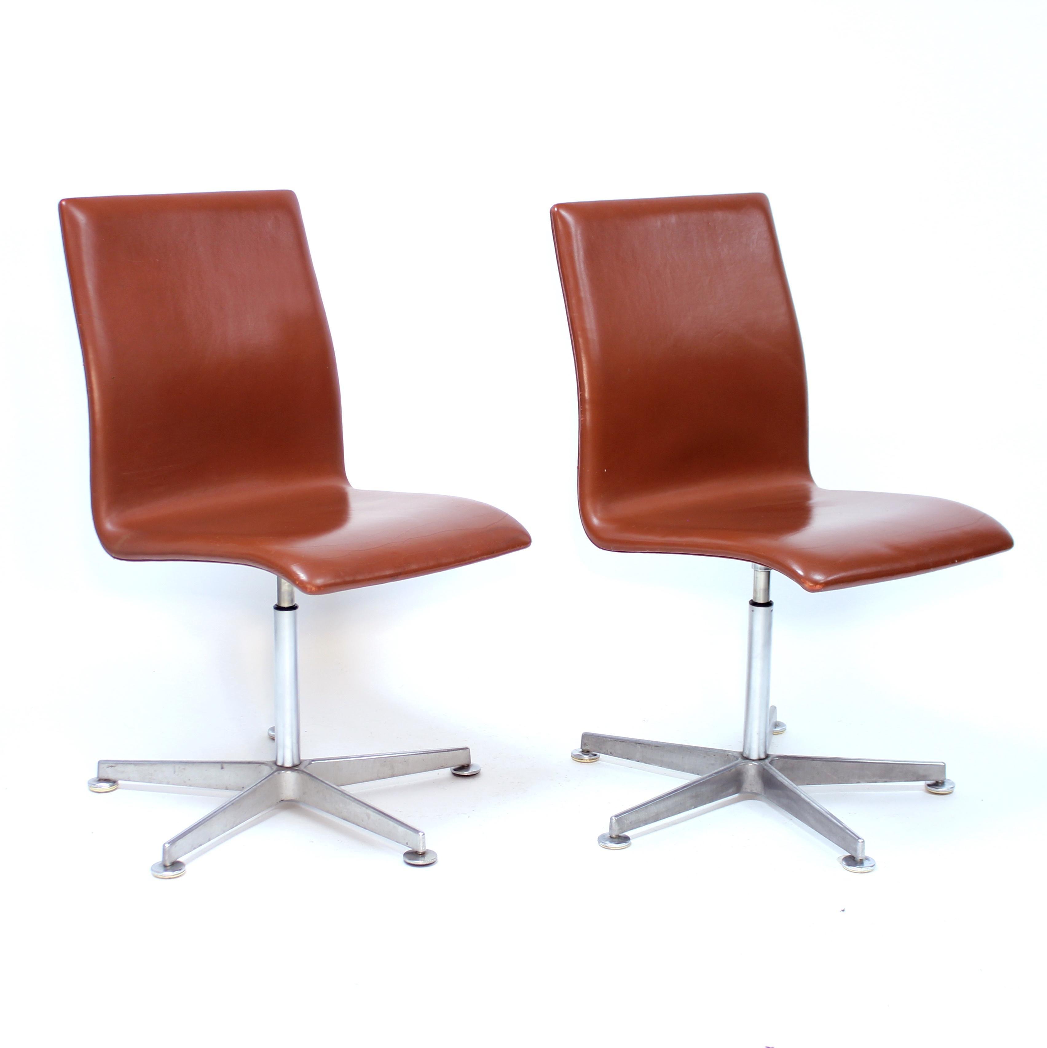 Scandinave moderne Arne Jacobsen, paire de chaises Oxford, Frits Hansen, 2005 en vente