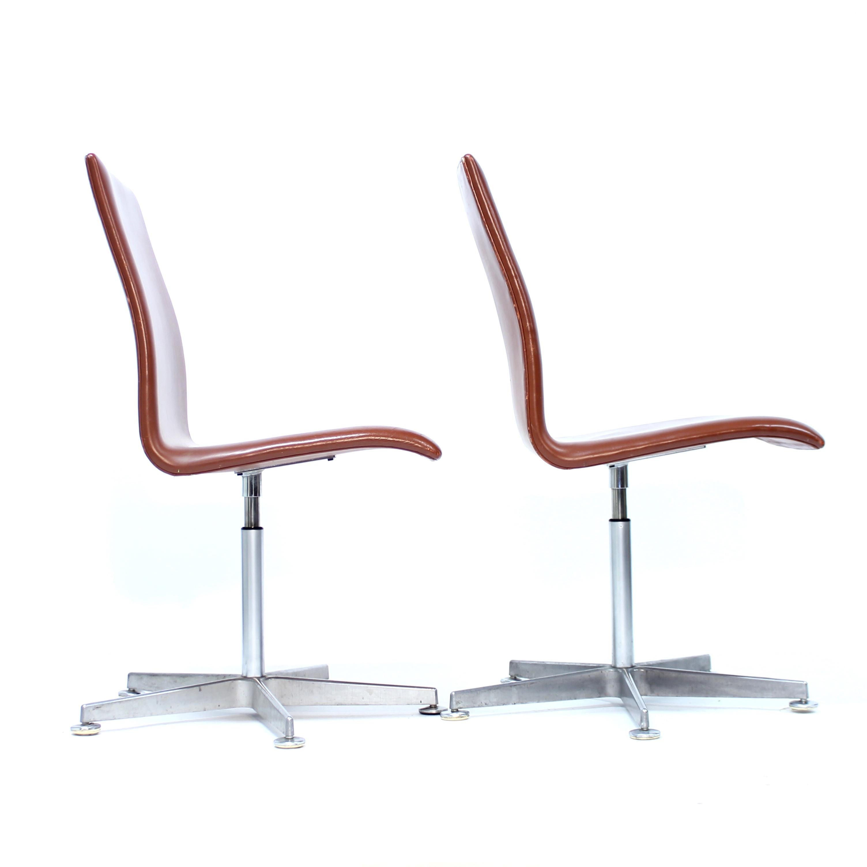 Arne Jacobsen, paire de chaises Oxford, Frits Hansen, 2005 en vente 1