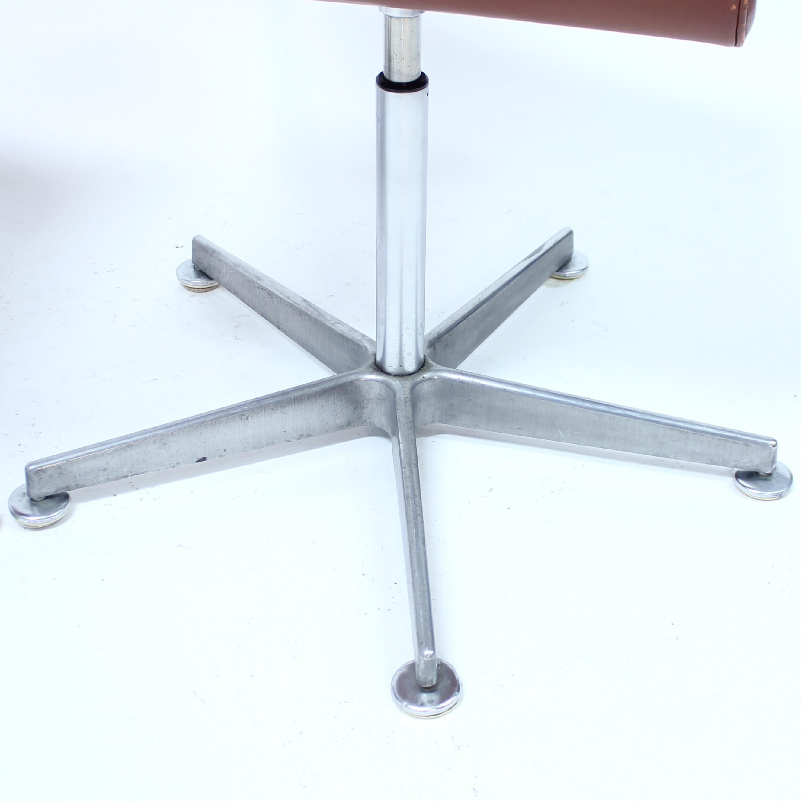 Arne Jacobsen, paire de chaises Oxford, Frits Hansen, 2005 en vente 7