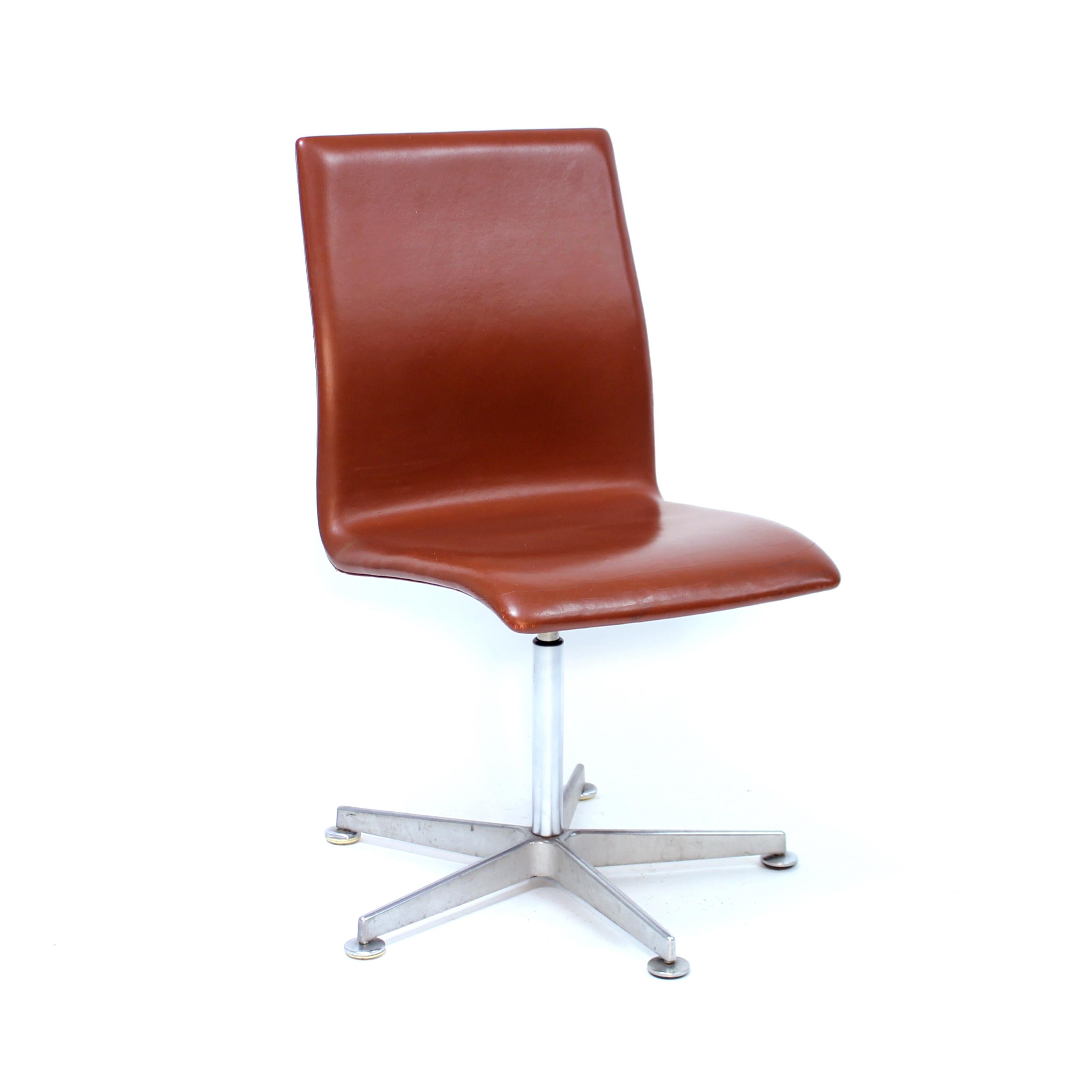 Arne Jacobsen, paire de chaises Oxford, Frits Hansen, 2005 en vente 3