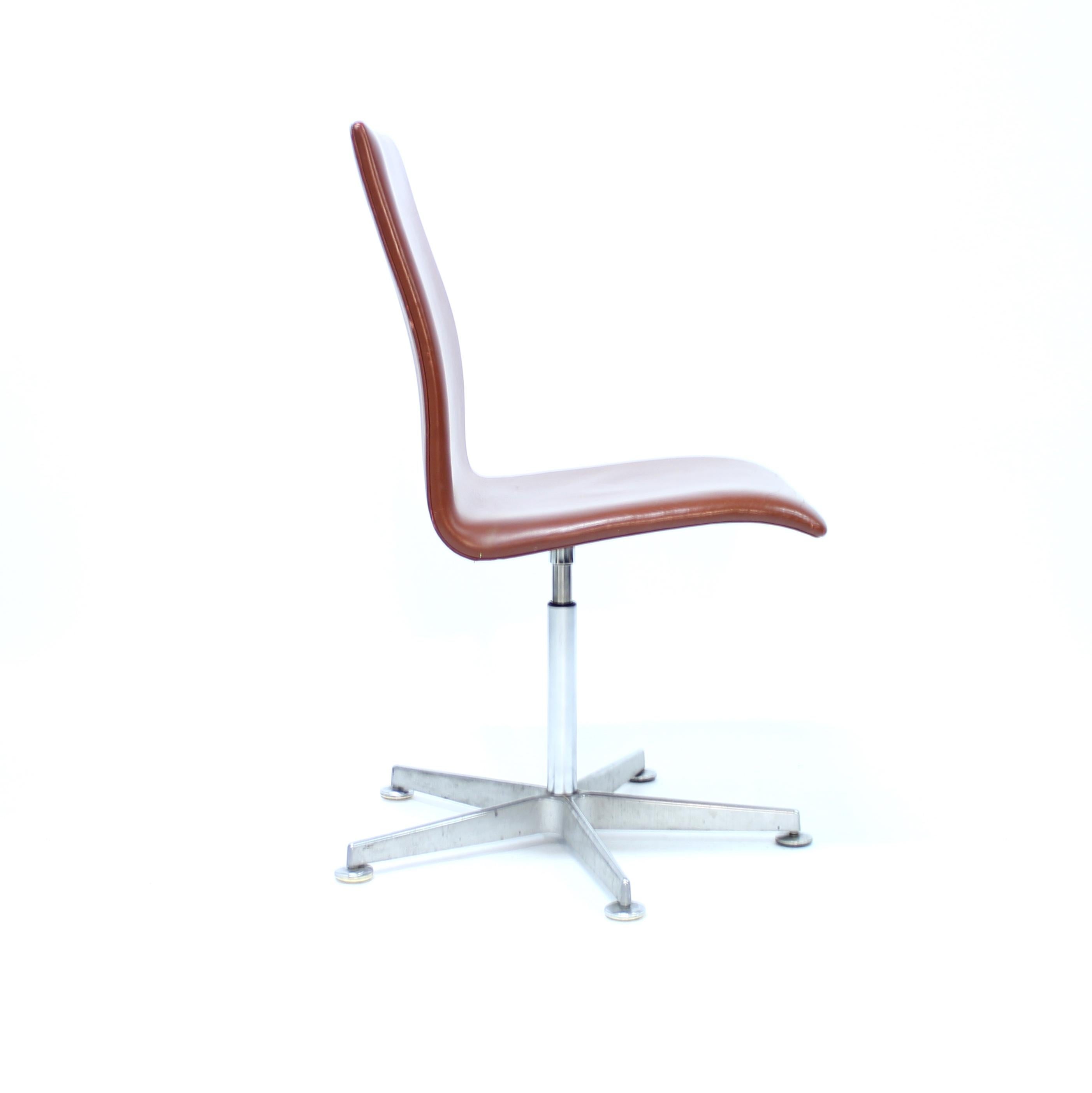 Arne Jacobsen, paire de chaises Oxford, Frits Hansen, 2005 en vente 5