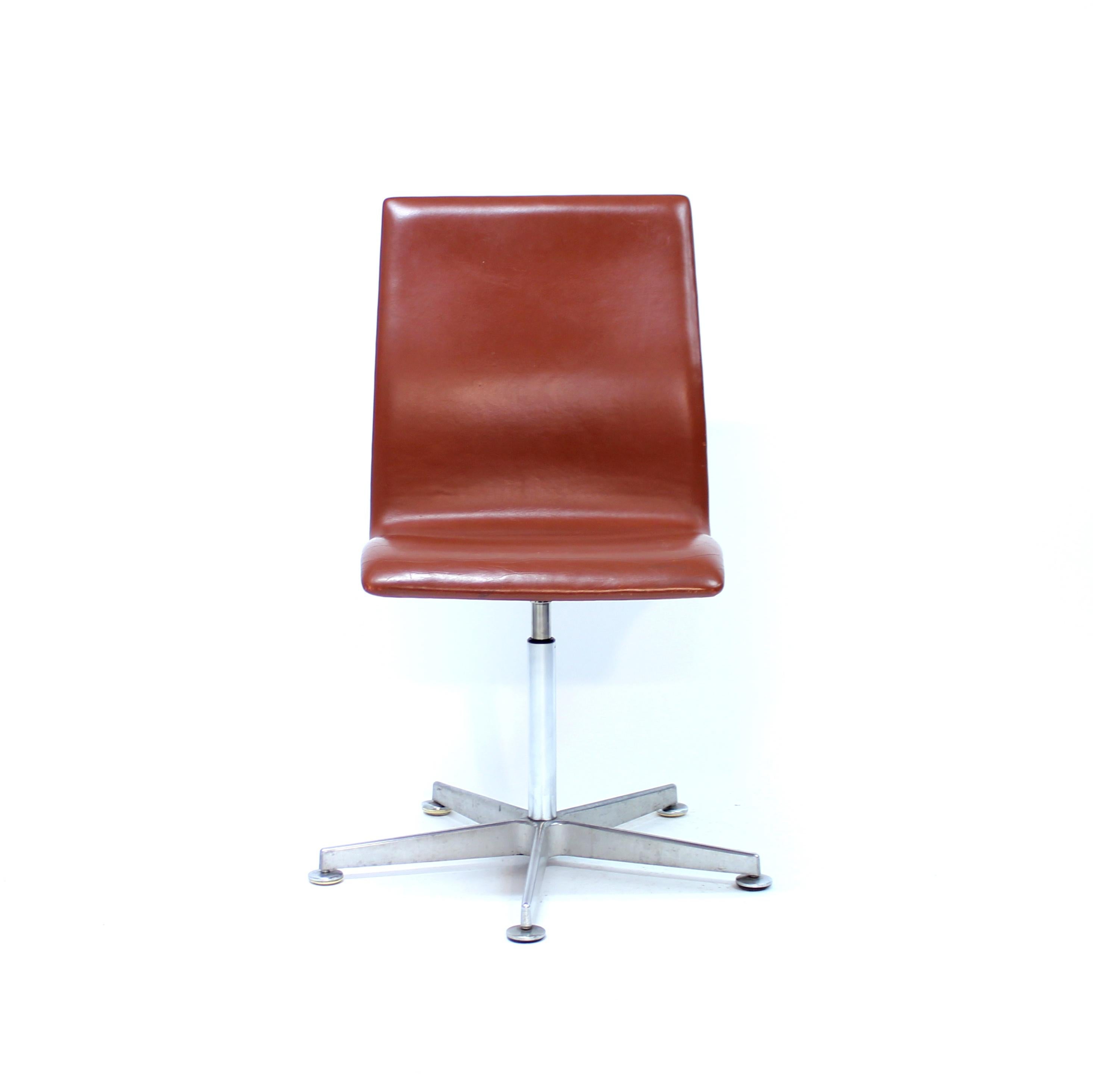 Arne Jacobsen, paire de chaises Oxford, Frits Hansen, 2005 en vente 4
