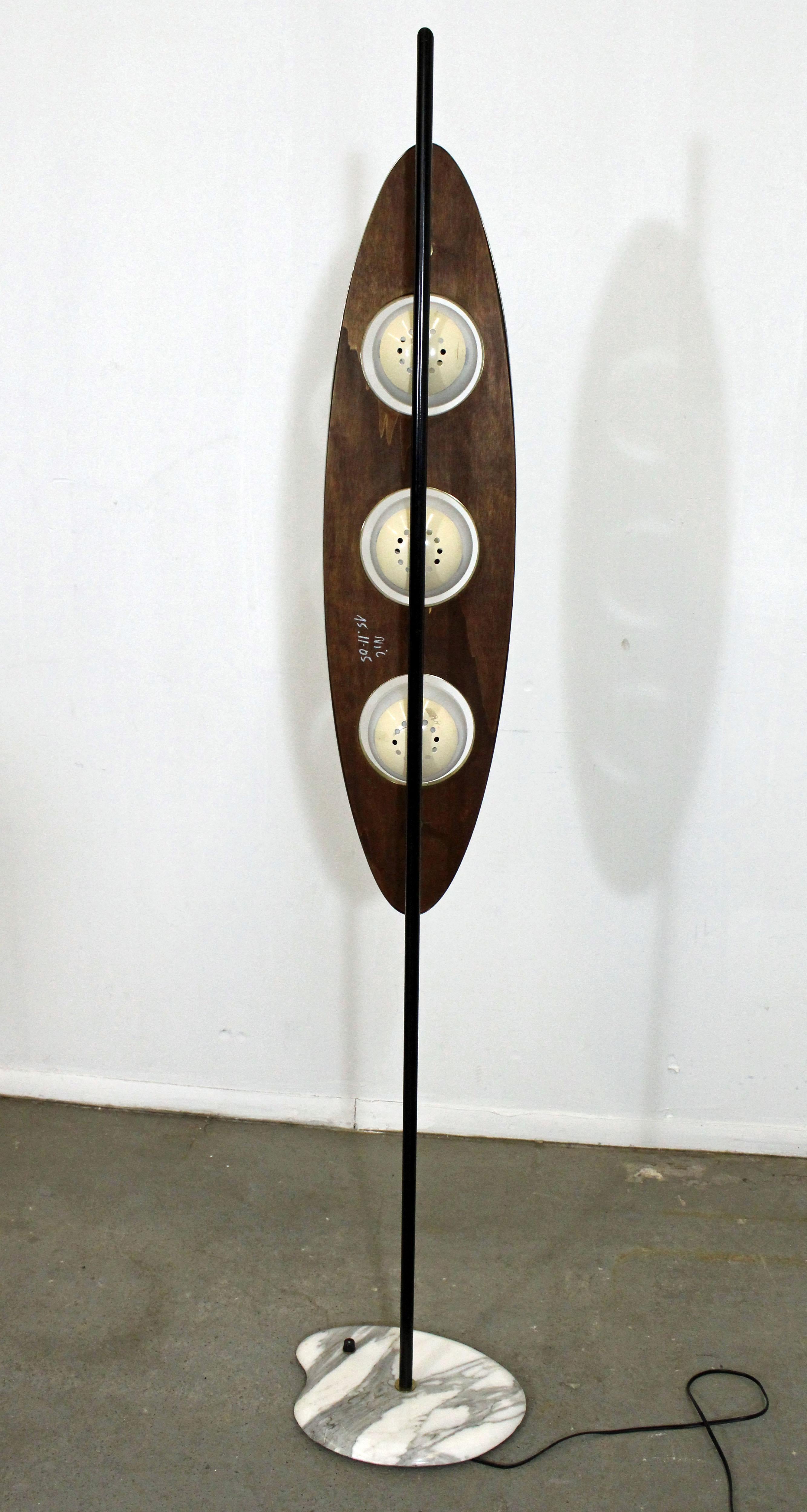 Moderne Stehlampe aus Nussbaumholz im Goffredo Reggiani-Stil aus der Mitte des Jahrhunderts (Metall)