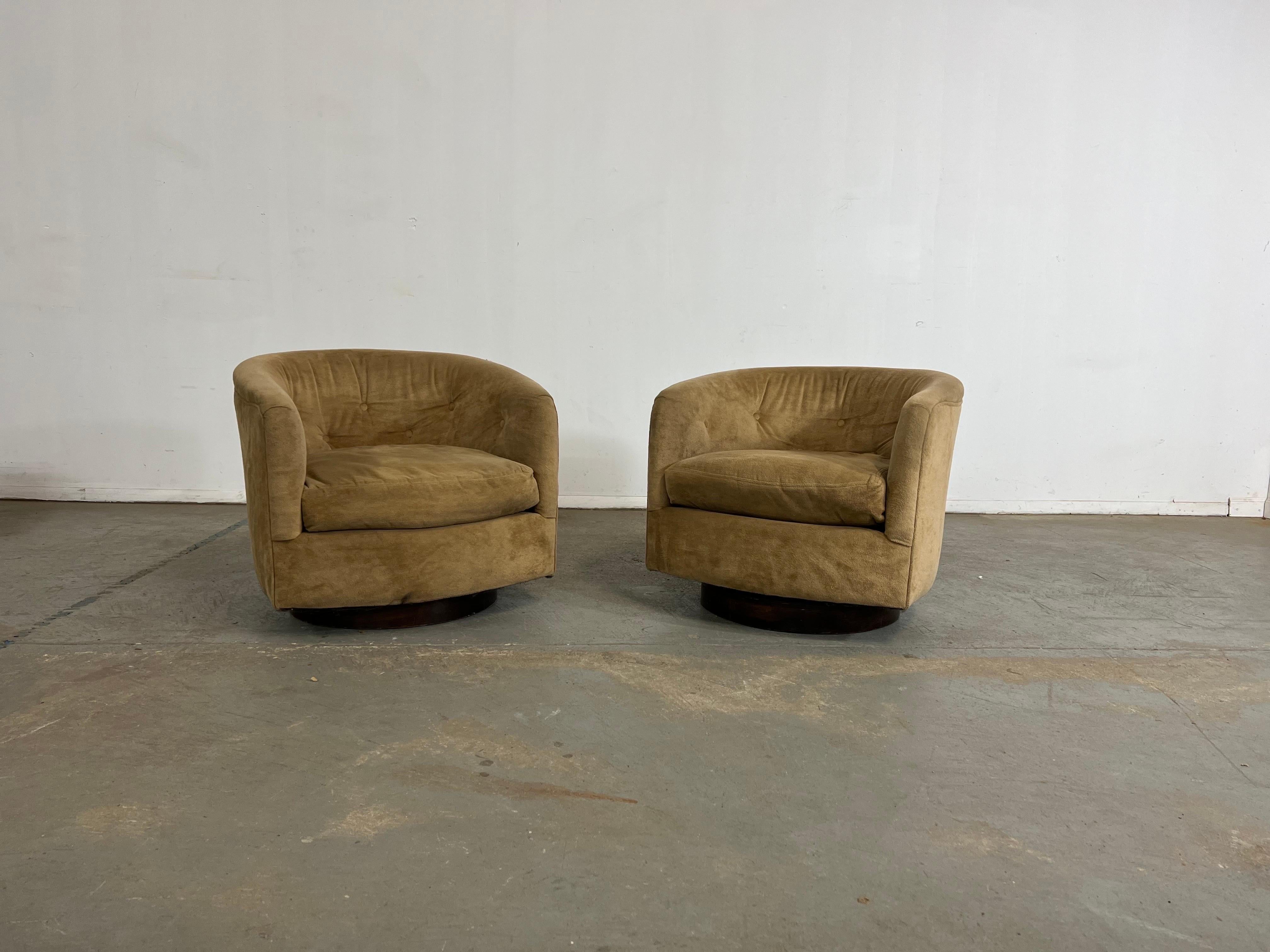 Pair of Mid-Century Modern Milo Baughman Style Walnut Base Swivel Club Chairs  For Sale 1