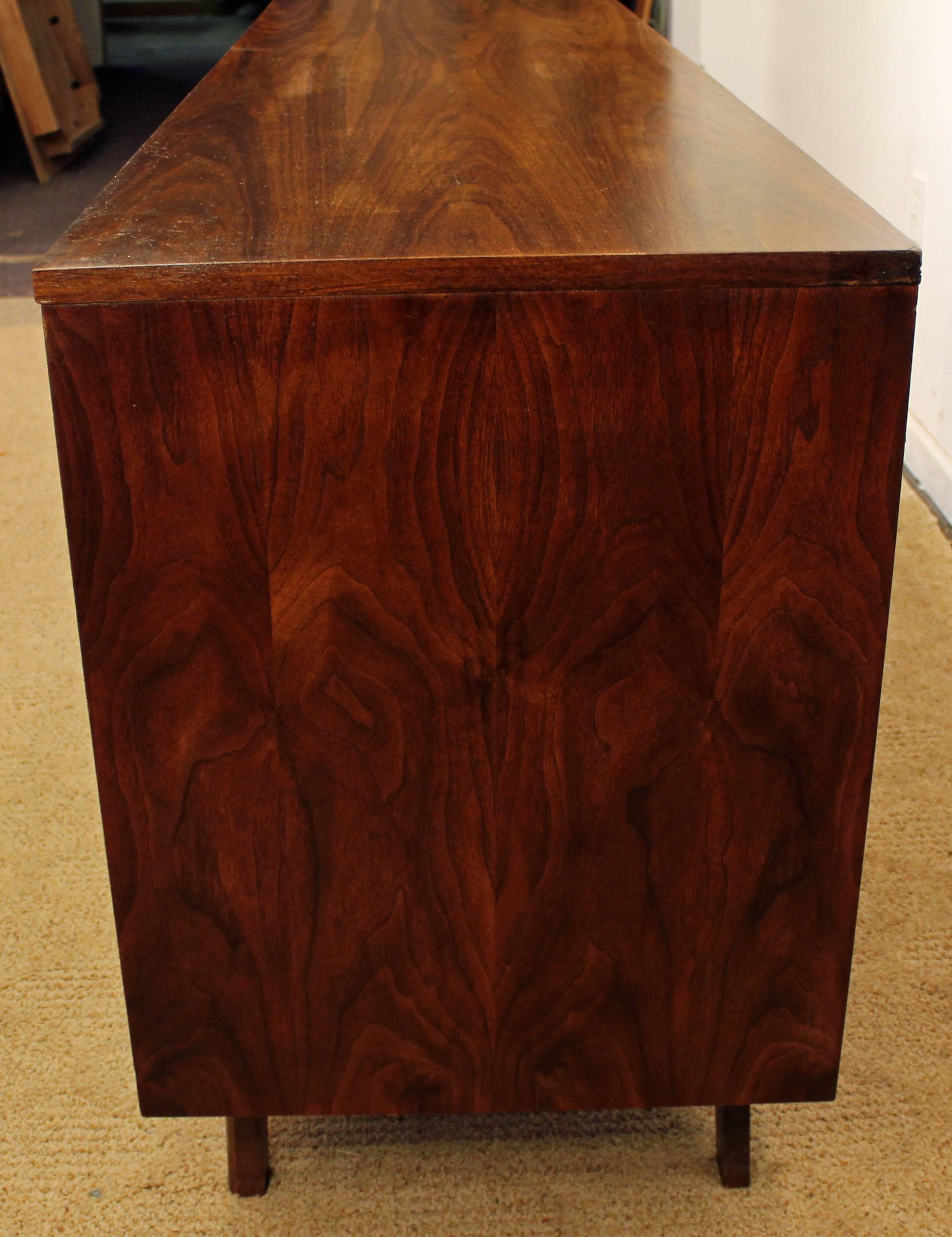 Mid-Century Modern Young Manufacturing Co. Walnut Parquet-Front Credenza In Good Condition In Wilmington, DE