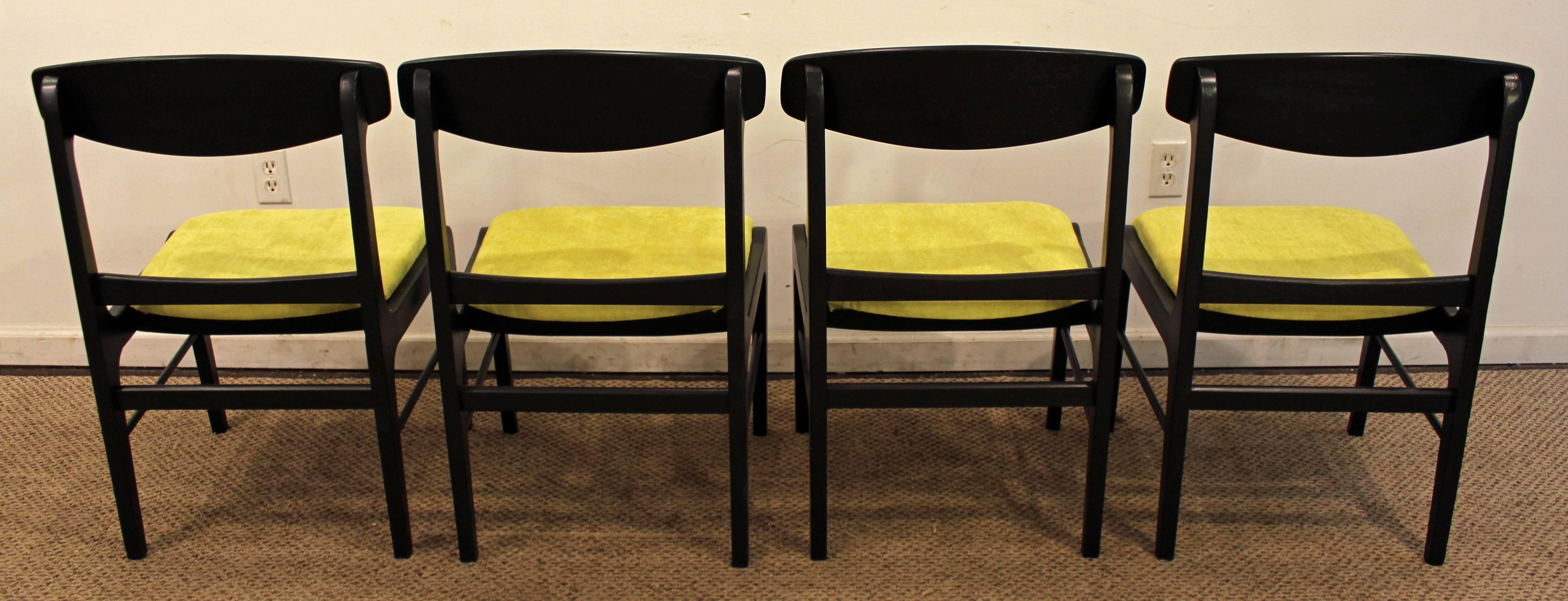 Set of Four Mid-Century Modern Ebonized 'Citron' Curved Back Dining Chairs In Good Condition In Wilmington, DE
