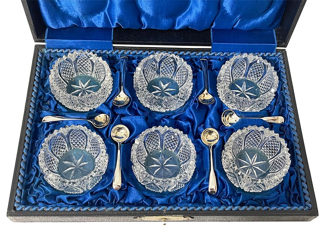 Anglais Ensemble de salières en cristal et en métal argenté de James Dixon & Sons, ca 1900 en vente