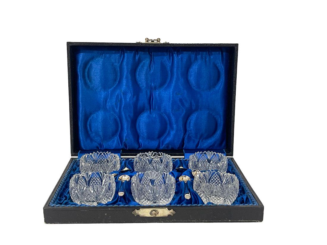 Ensemble de salières en cristal anglais et en métal argenté par James Dixon & Sons

Un ensemble de six salières en cristal taillé en diamant et en éventail avec six petites cuillères à sel marquées par James Dixon & Sons, Sheffield, Angleterre. Les