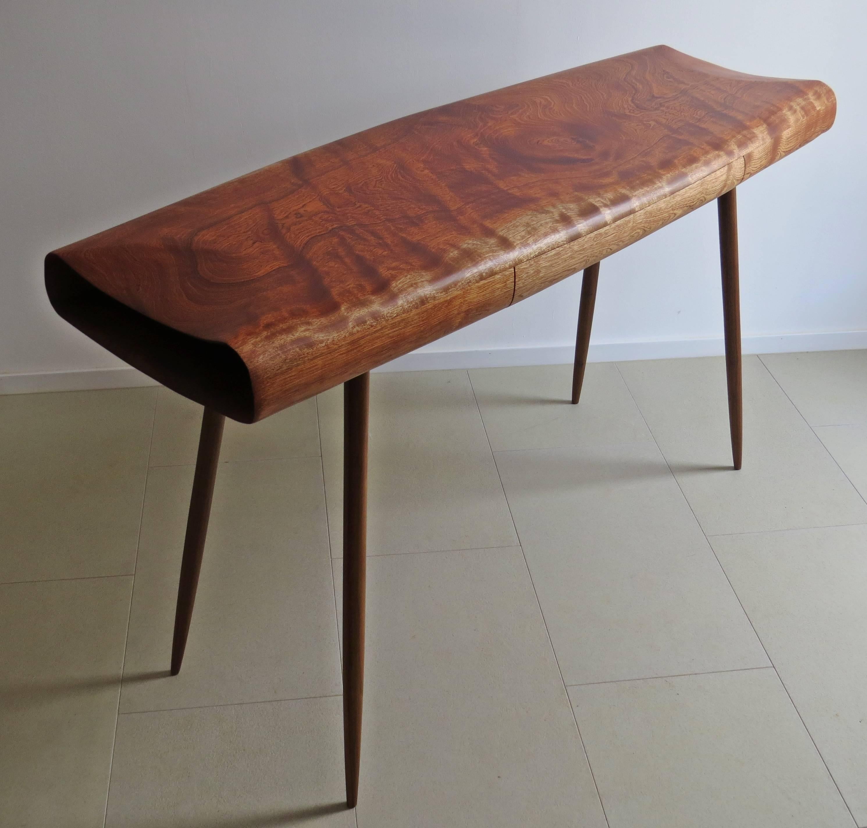 Schreibtisch oder Konsole Handgefertigt aus massivem Massivholz in organischem Design (Deutsch) im Angebot