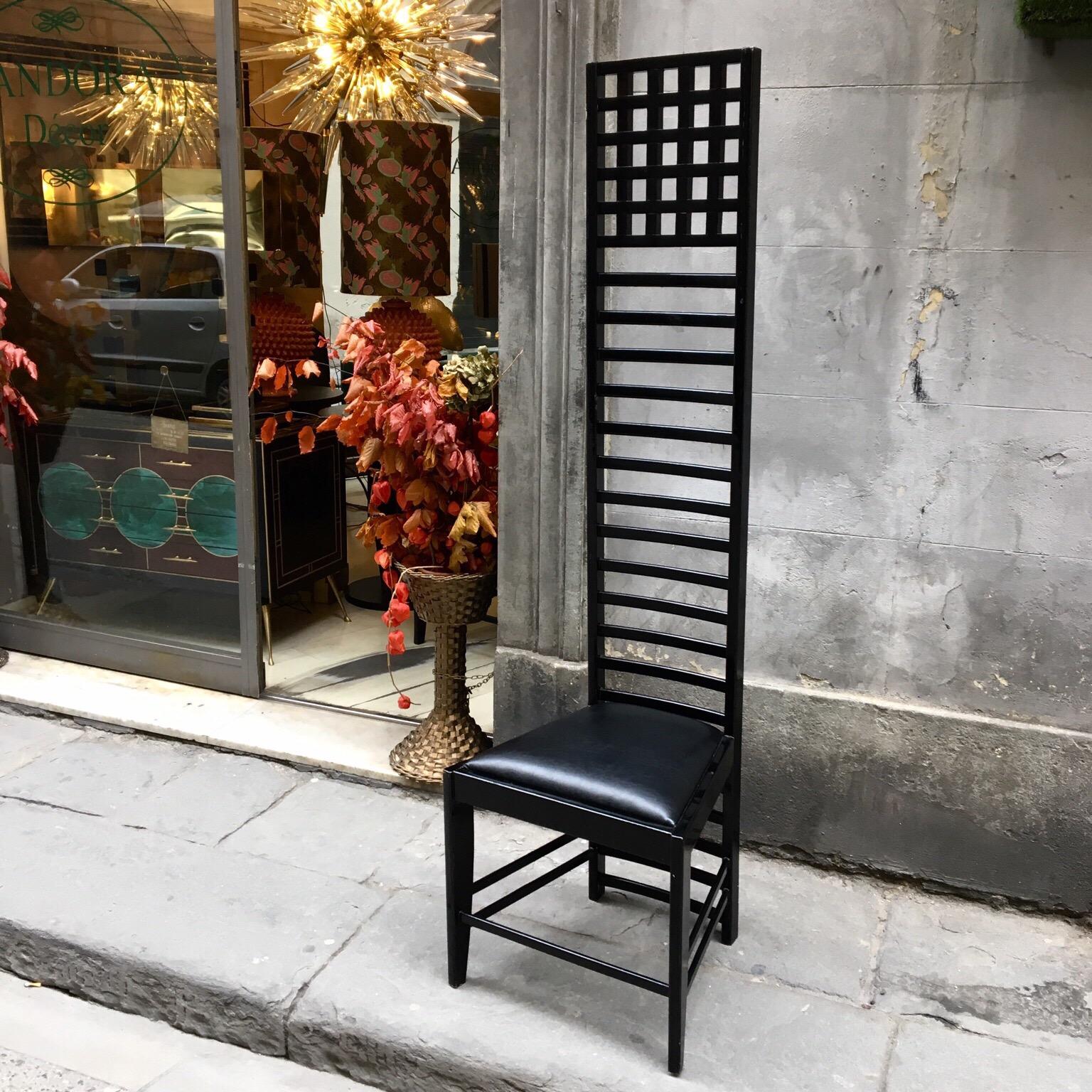 Paar Stühle mit hoher Rückenlehne aus schwarz lackiertem Holz von Mackintosh:: Sitzfläche neu mit schwarzem Leder bezogen. Sie sind solide und ihre ungewöhnliche Höhe ist wirklich beeindruckend.