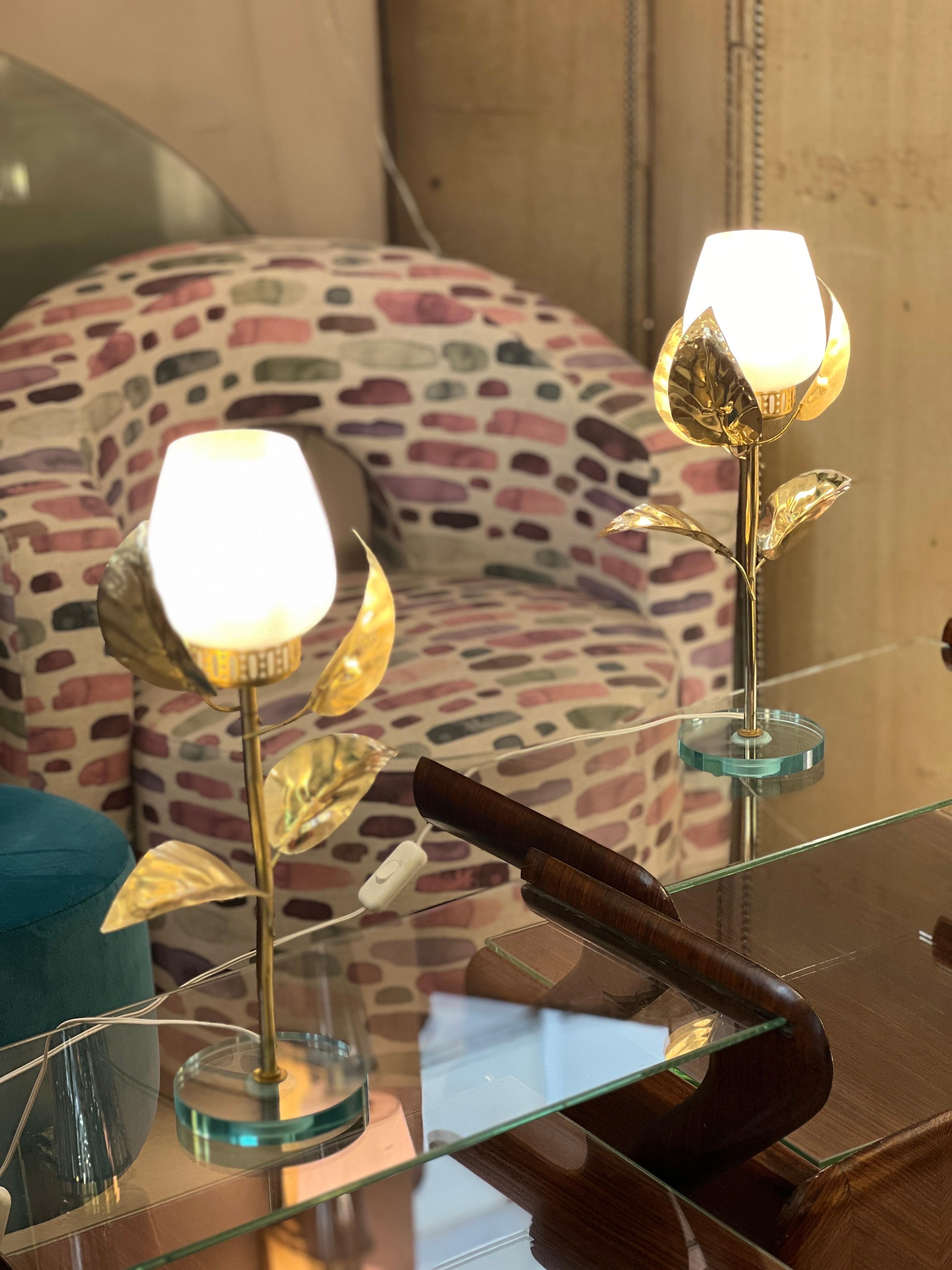  Paire de lampes en forme de fleur en verre Murano blanc et laiton du milieu du siècle dernier 1950 en vente 4