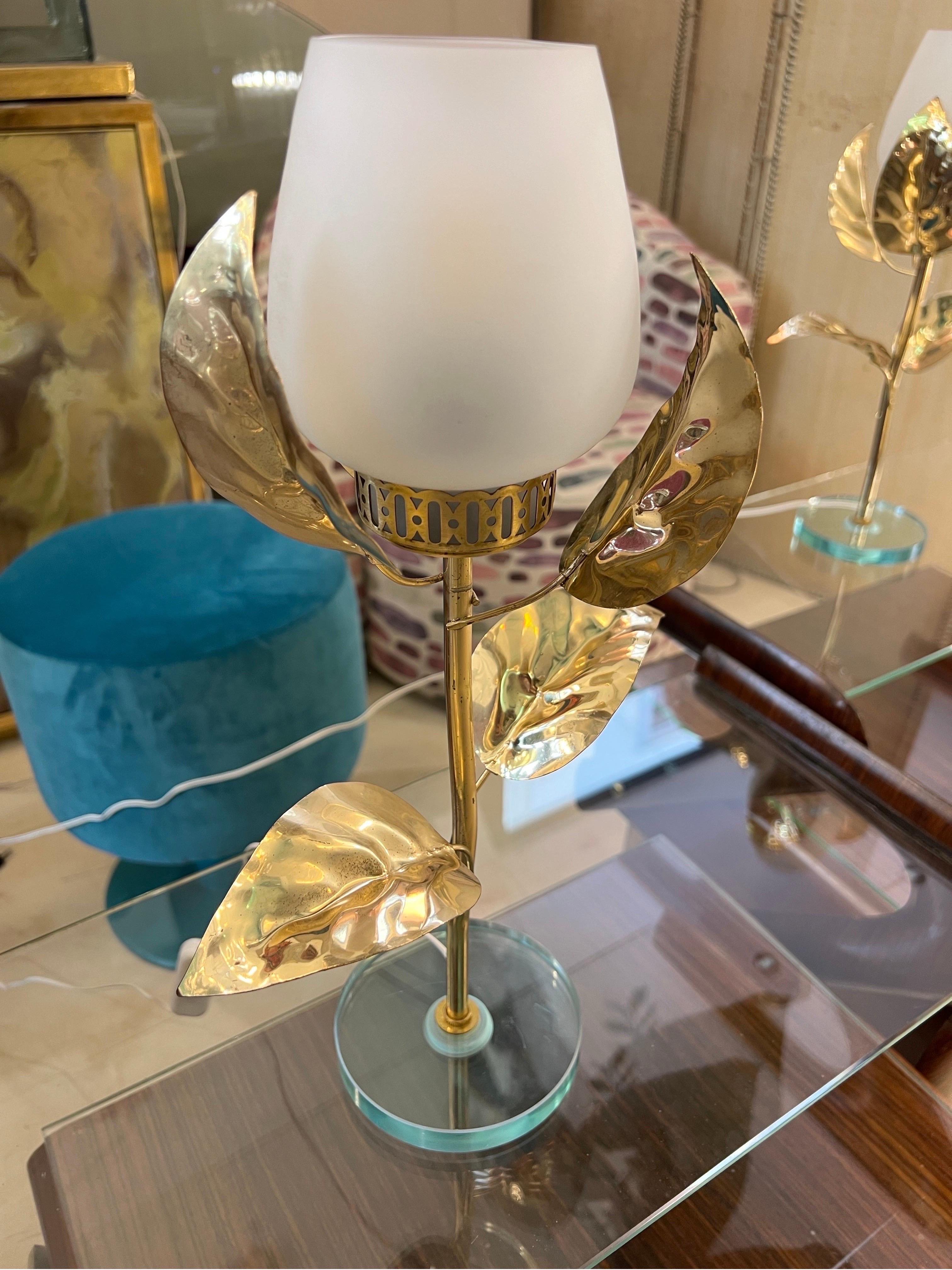  Pair of Mid-Century Flower-Shaped Lamps in White Murano Glass and Brass 1950s For Sale 9