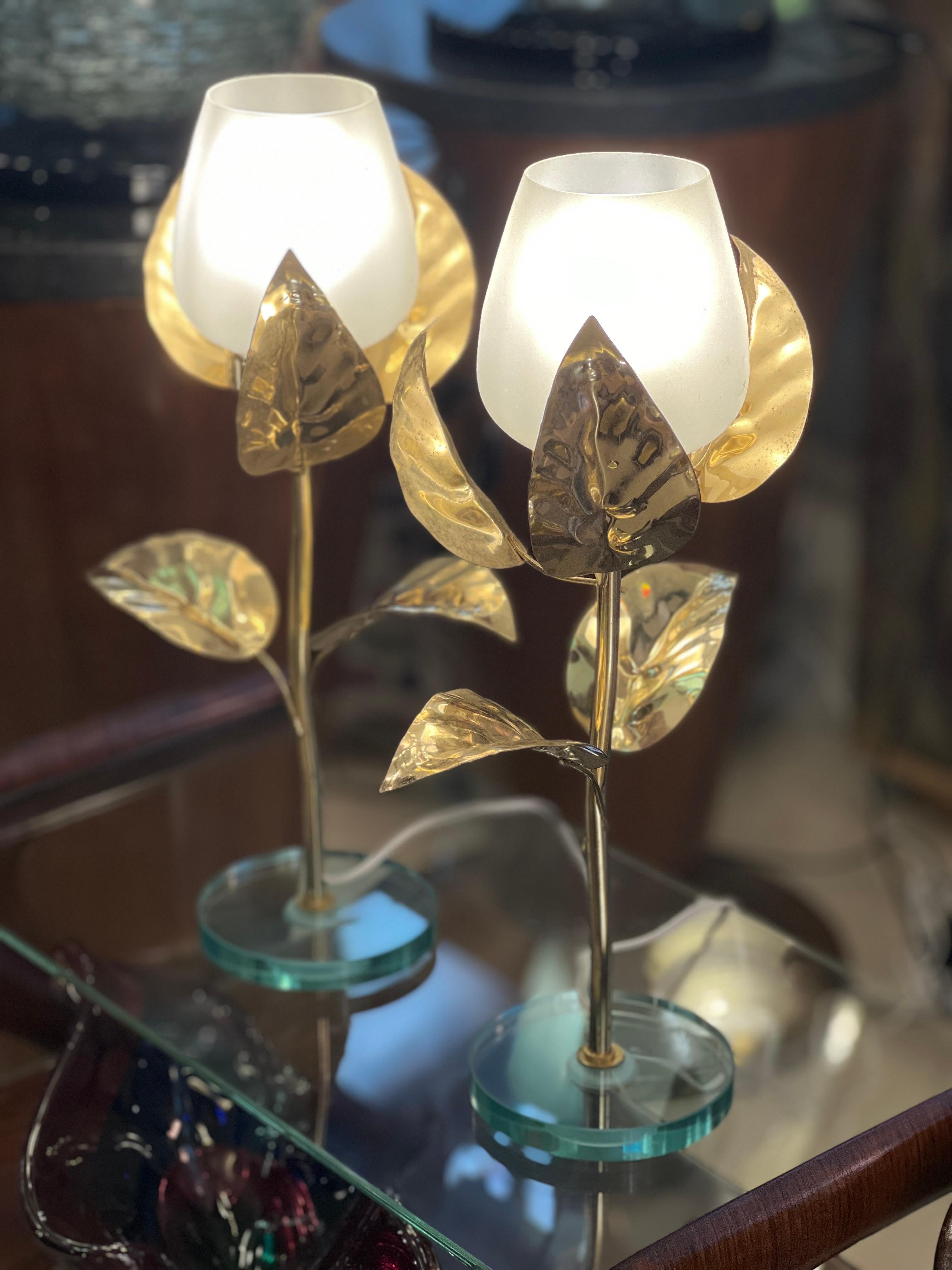  Pair of Mid-Century Flower-Shaped Lamps in White Murano Glass and Brass 1950s For Sale 11